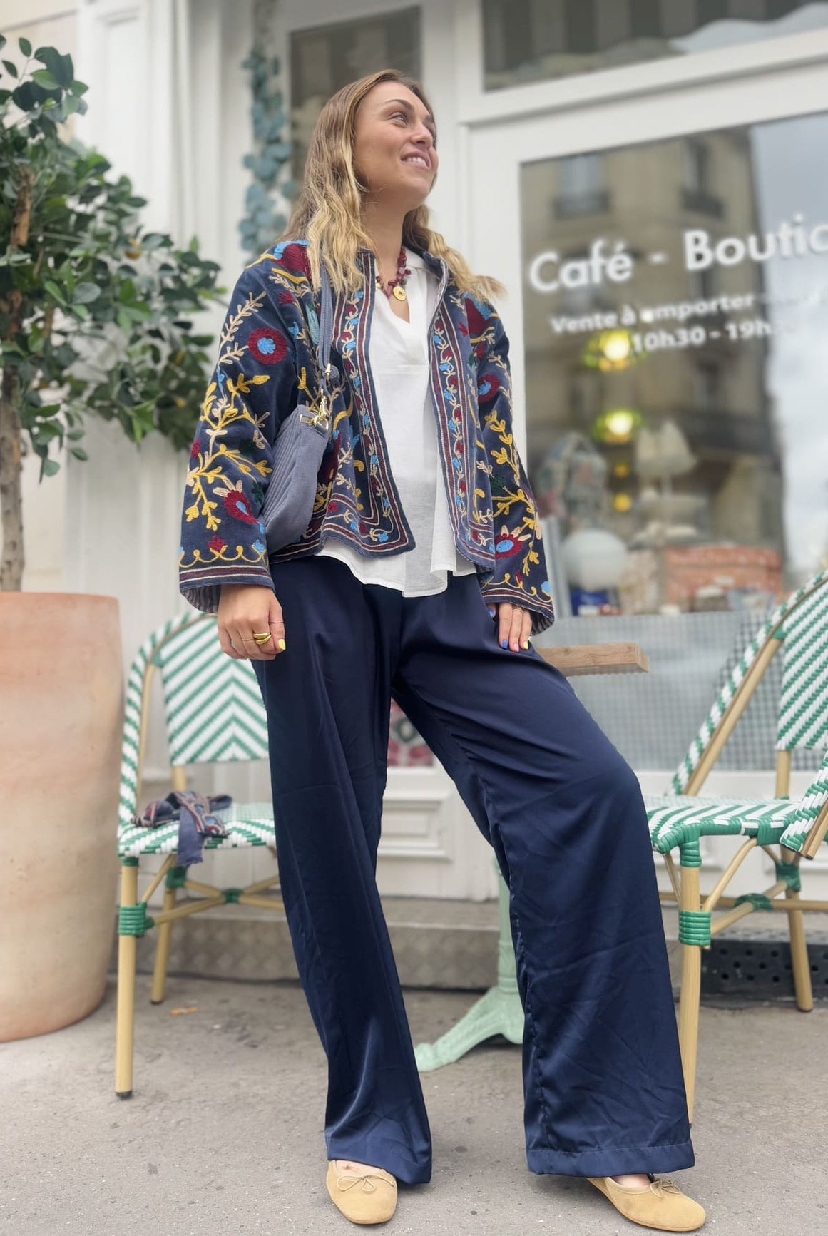 Pantalon en satin bleu marine élégant de profil