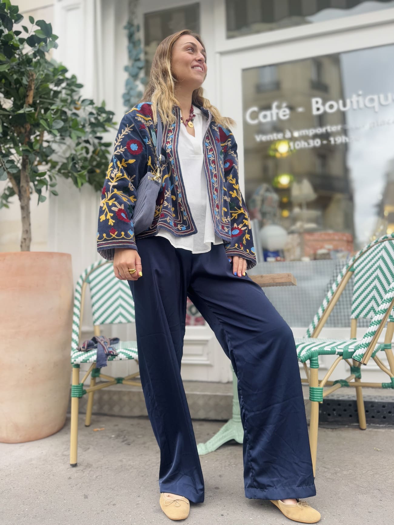 Pantalon en satin bleu marine élégant de profil