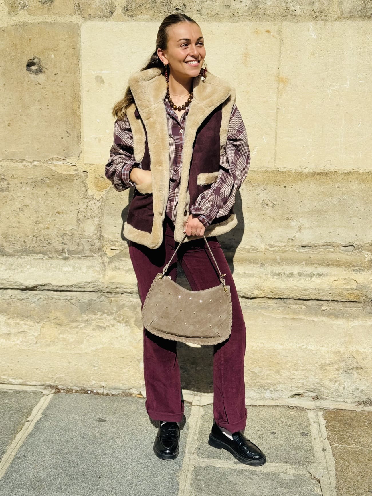 Pantalon en velours bordeaux de face