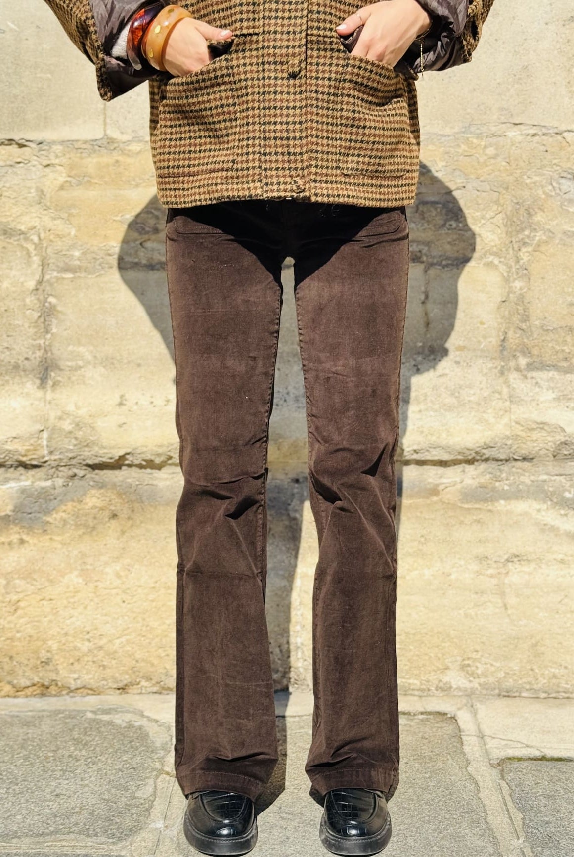 Pantalon en velours cotelé marron de face
