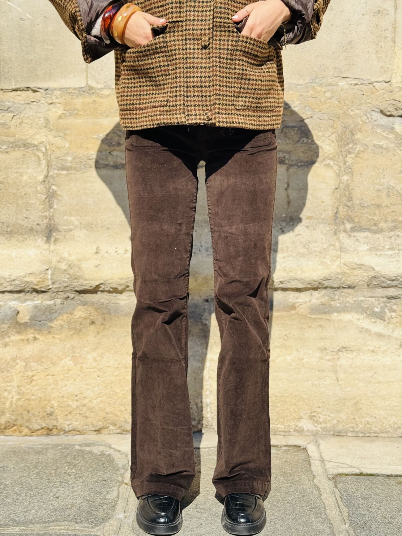 Pantalon en velours cotelé marron de face