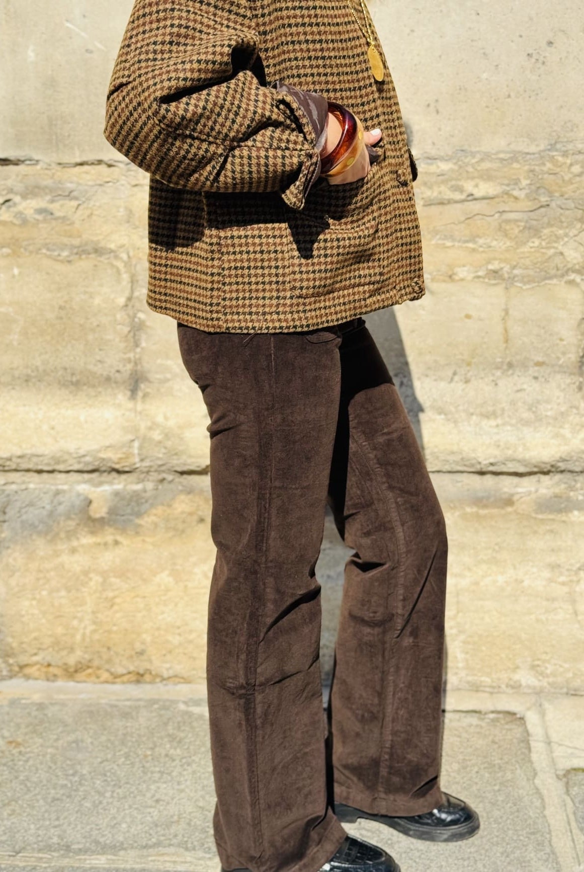 Pantalon en velours marron de profil