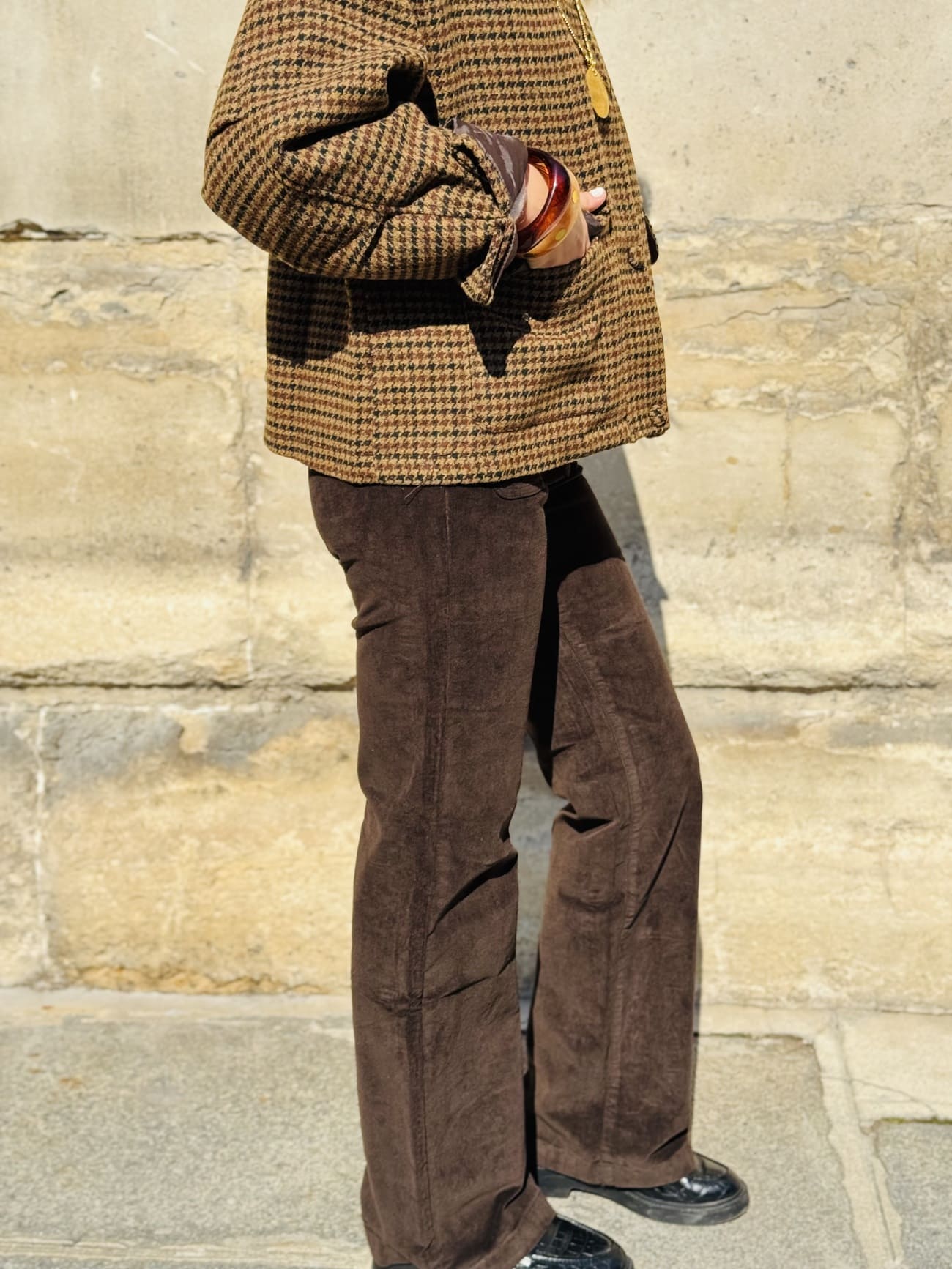 Pantalon en velours marron de profil