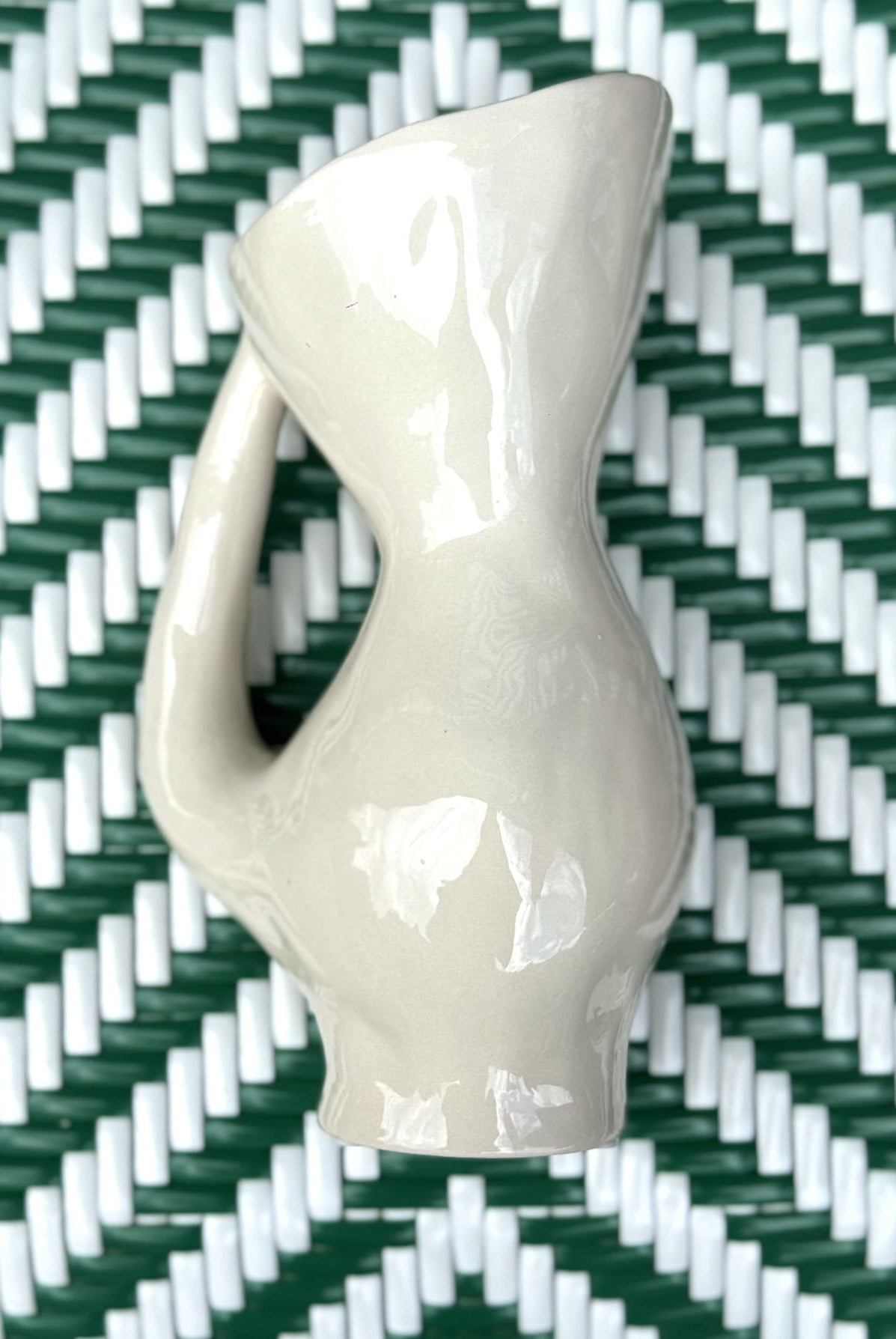 Gros plan sur la finition poterie artisanale du pichet écru