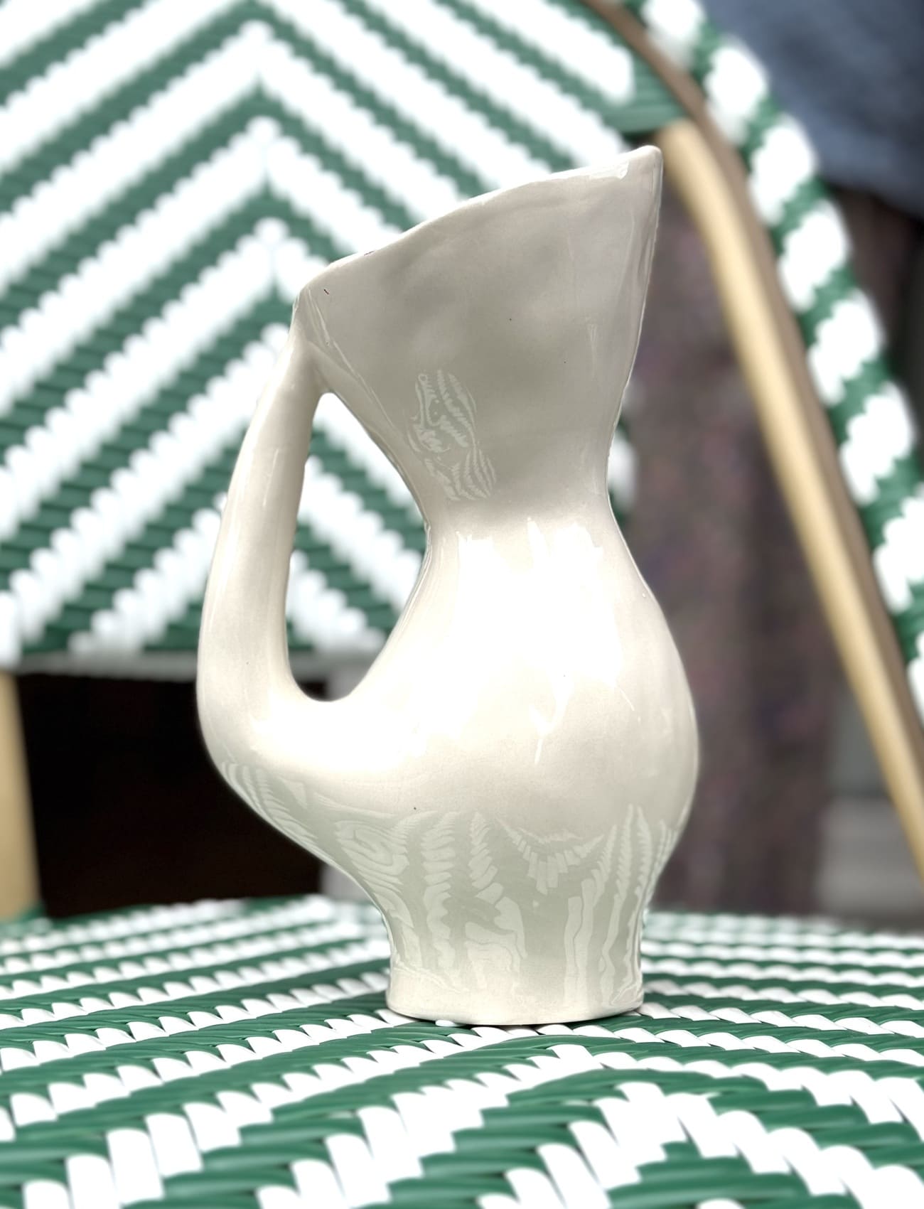 Pichet en céramique écrue – vue de face, style vase polyvalent