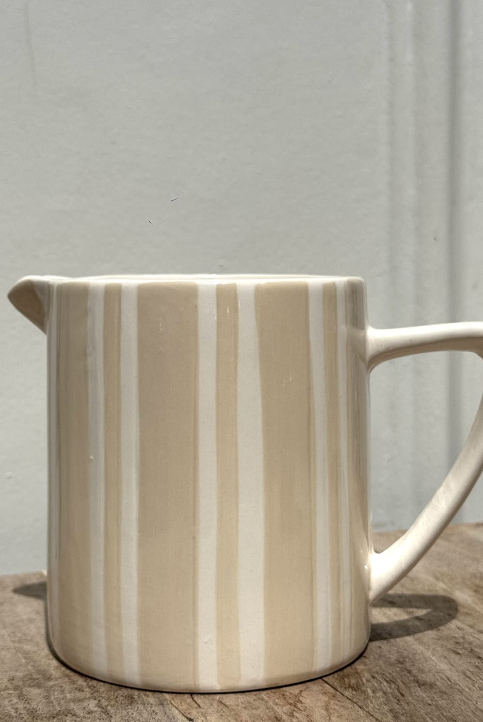 Pichet en céramique rayé beige – style artisanal – Opjet