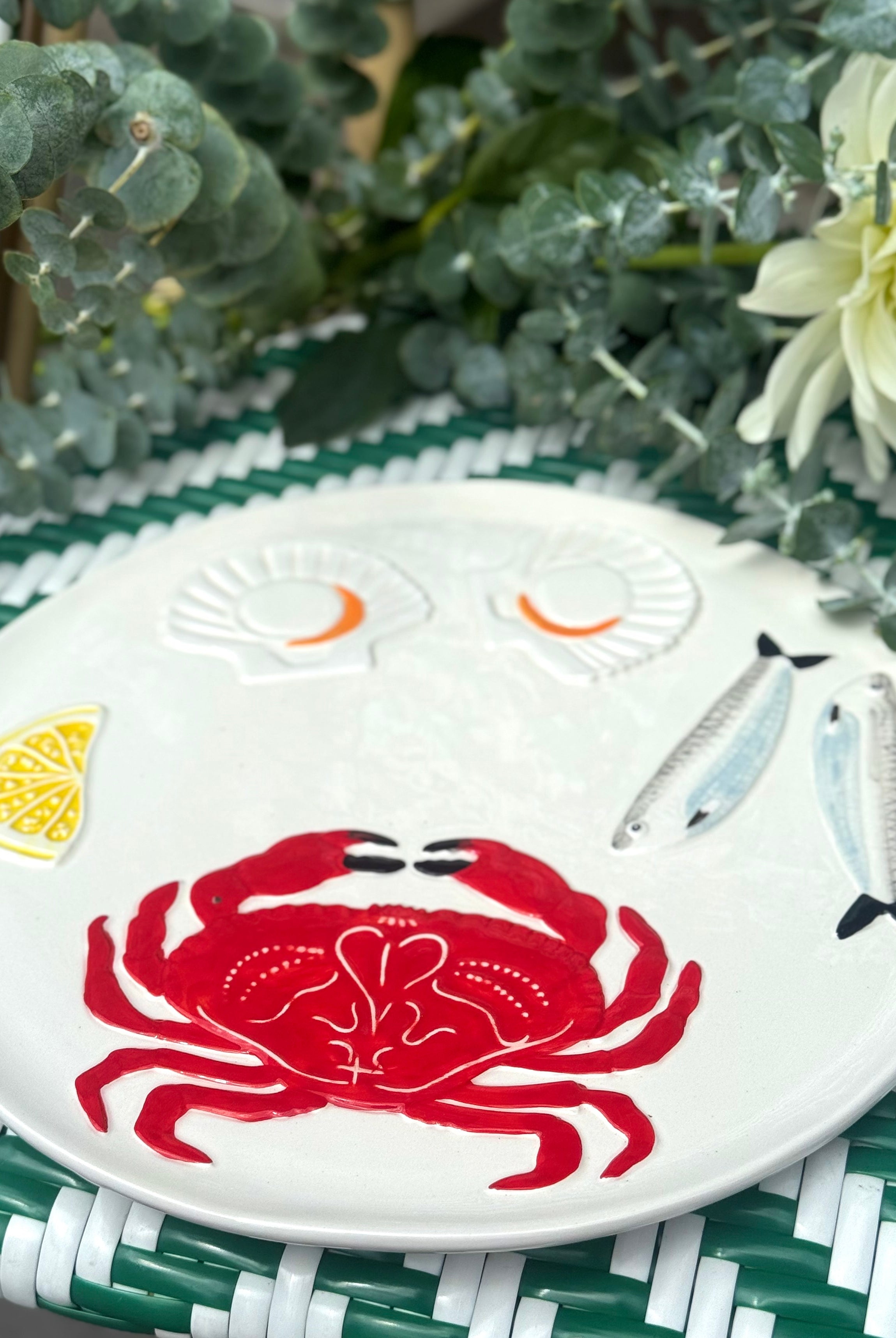 Plat rond en céramique beige avec motif crabe en relief – vue de face