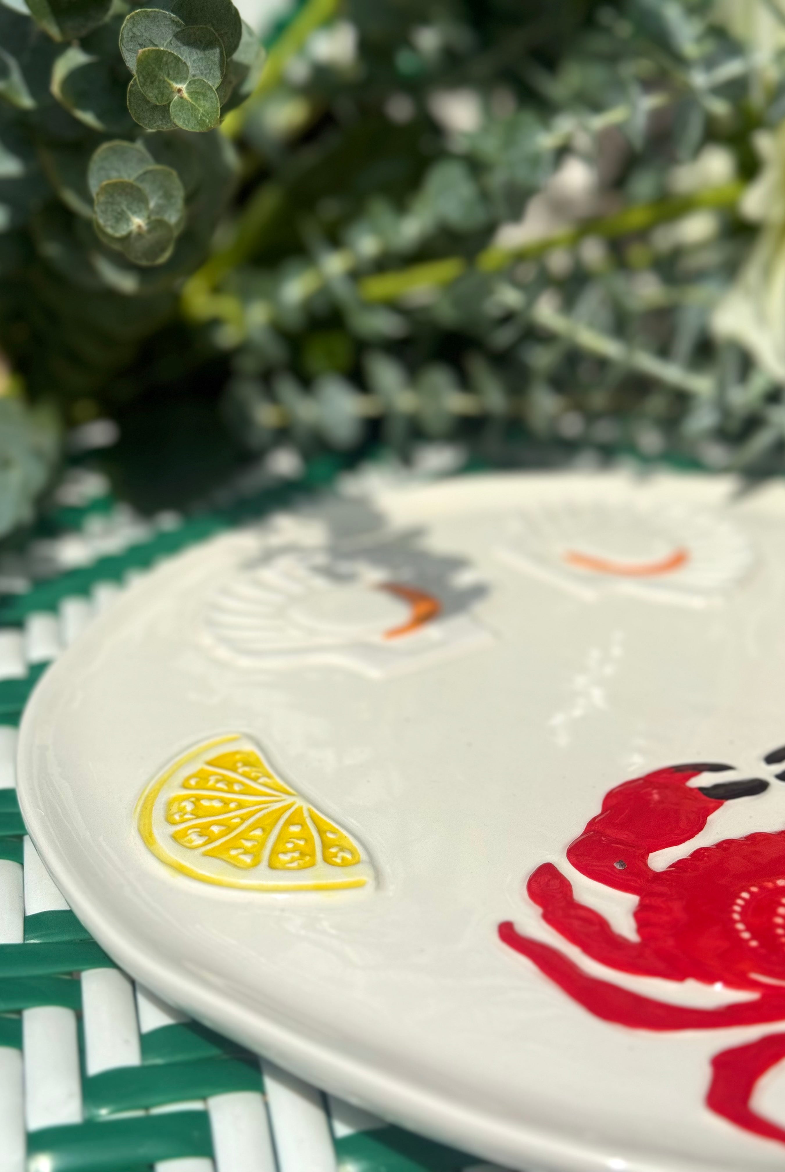 Gros plan sur le crabe et sardine en relief et peints à la main