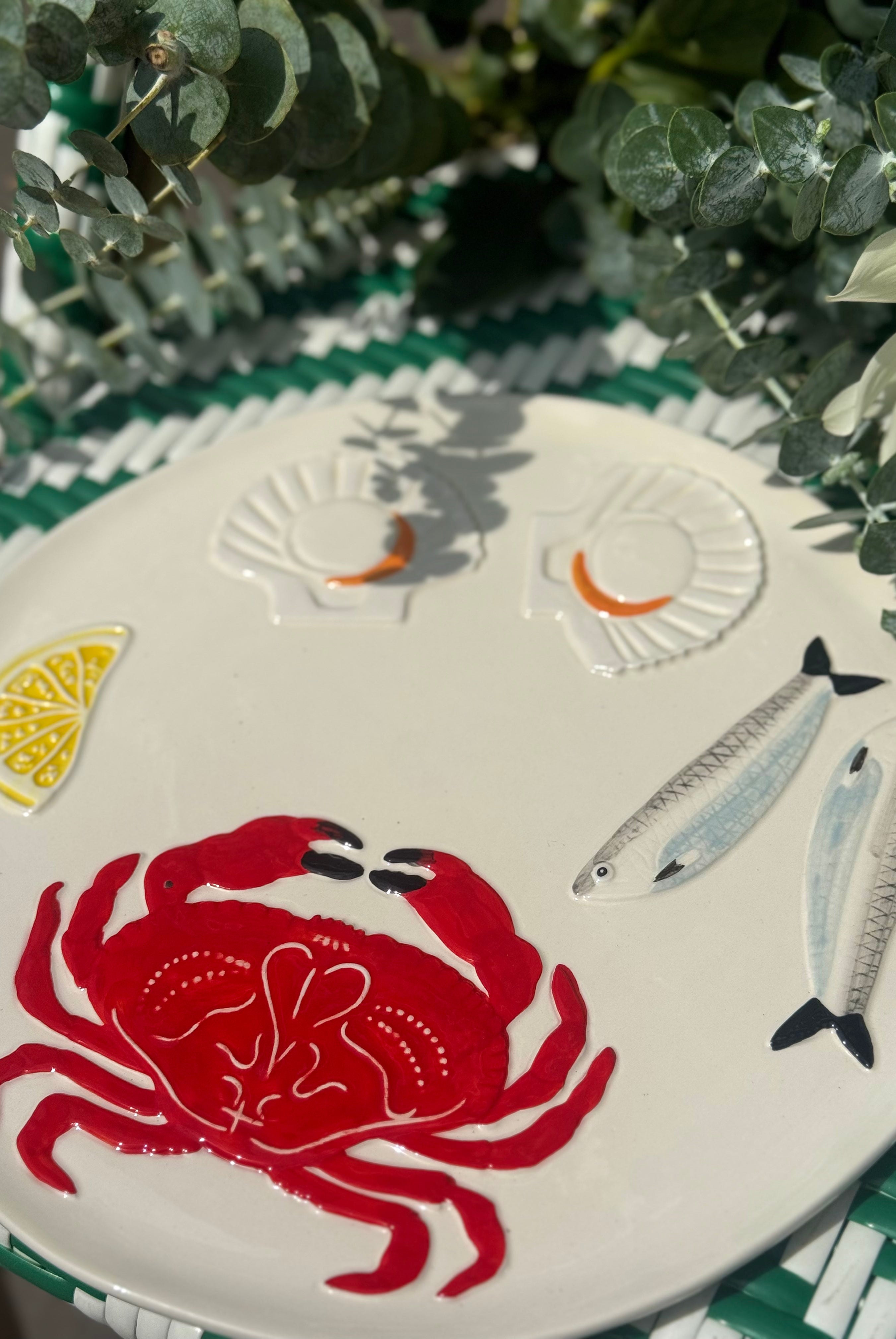 Plat crabe & sardine utilisé pour servir fruits de mer – vue du dessus