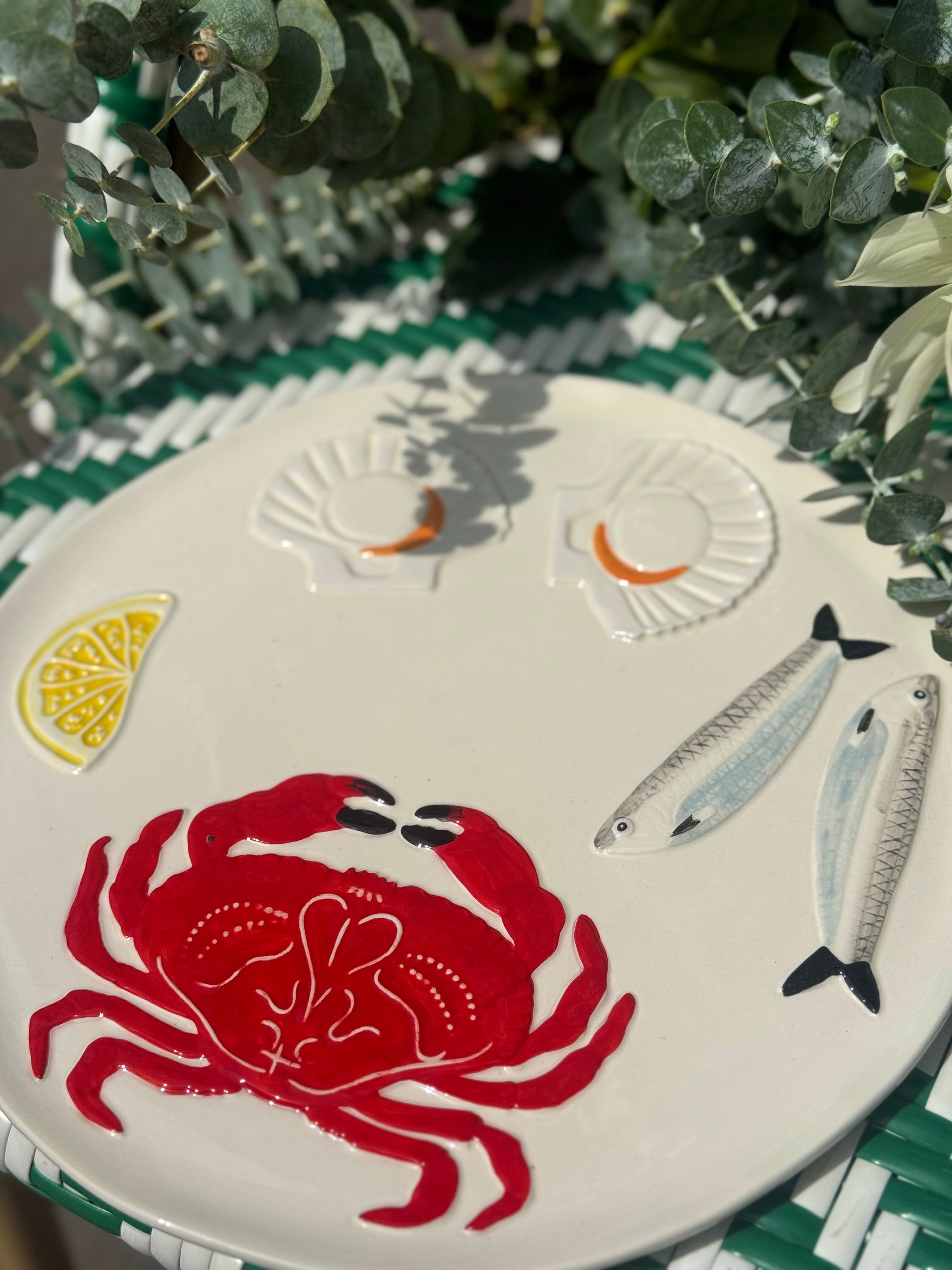 Plat crabe & sardine utilisé pour servir fruits de mer – vue du dessus