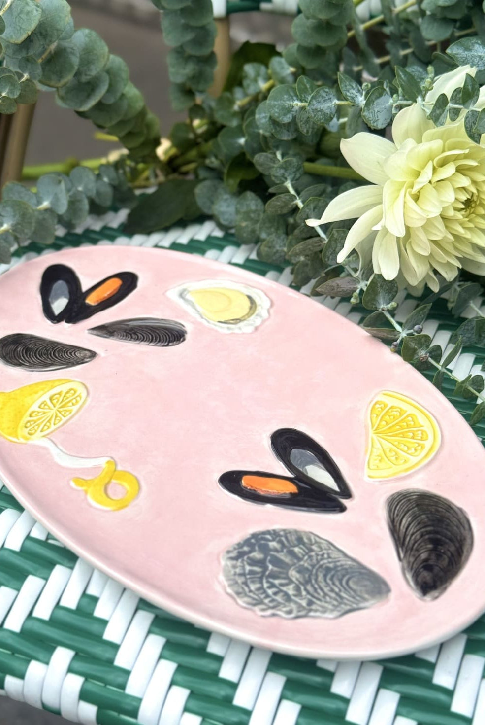 Plat ovale en céramique rose avec motifs fruits de mer – vue de face