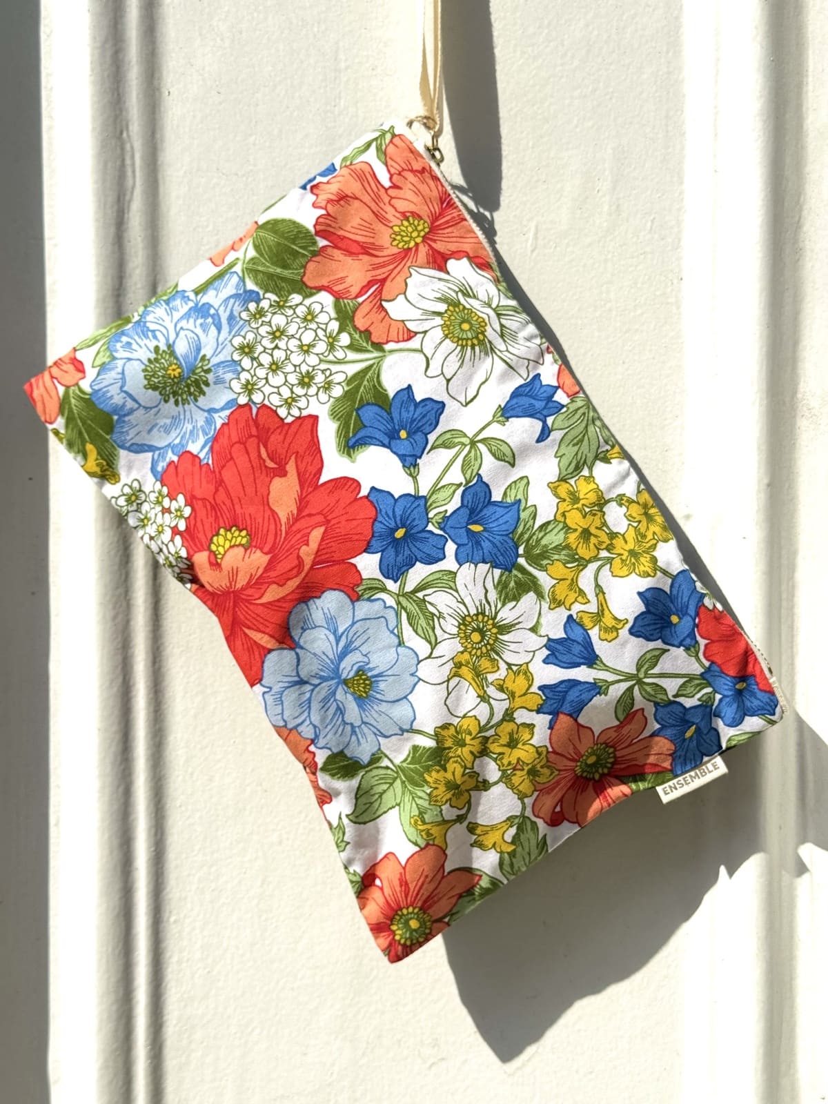 Pochette à fleurs posée sur fond clair