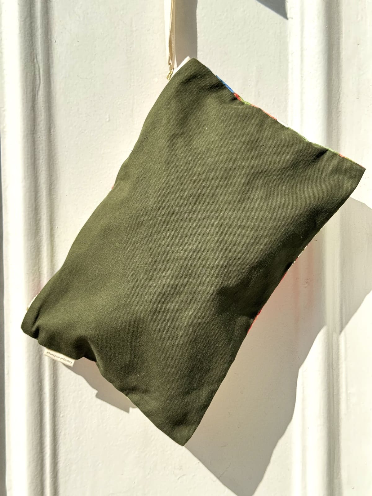 Détail du verso kaki sobre de la pochette à fleurs