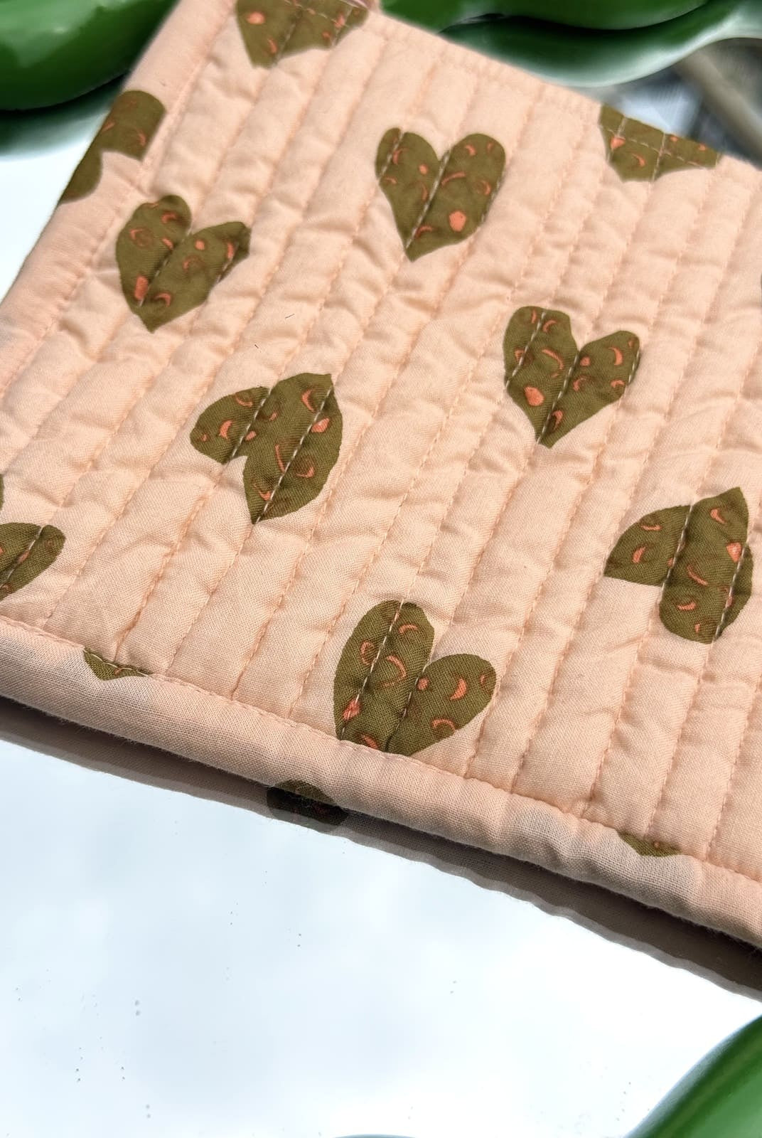 Pochette rose matelassée à cœurs camel détail