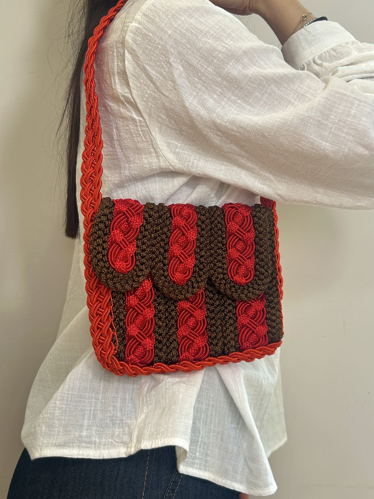 pochette rouge en crochet vue de face – style macramé bohème, format compact