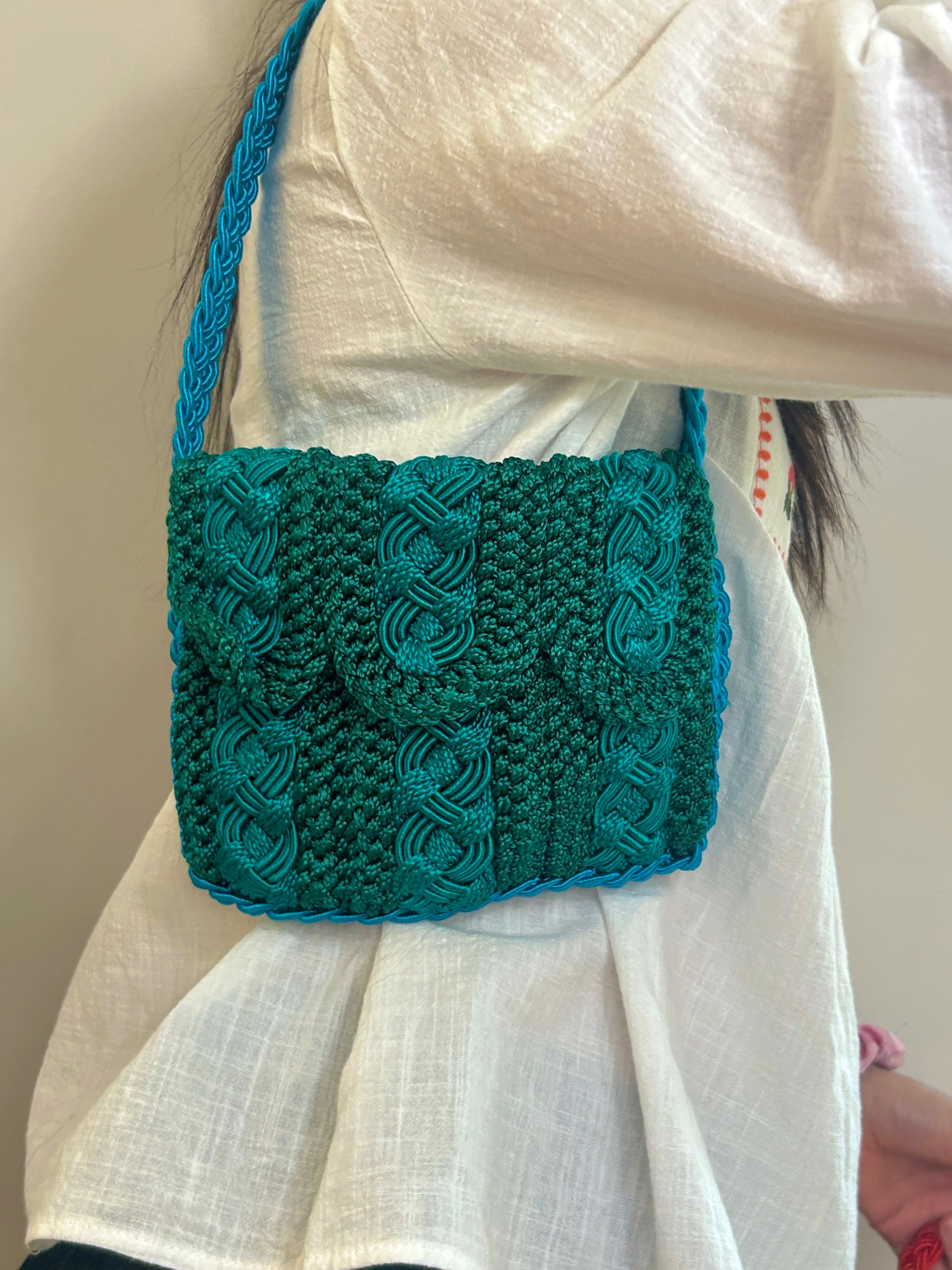 Pochette turquoise en crochet vue de face – style macramé bohème, format compact