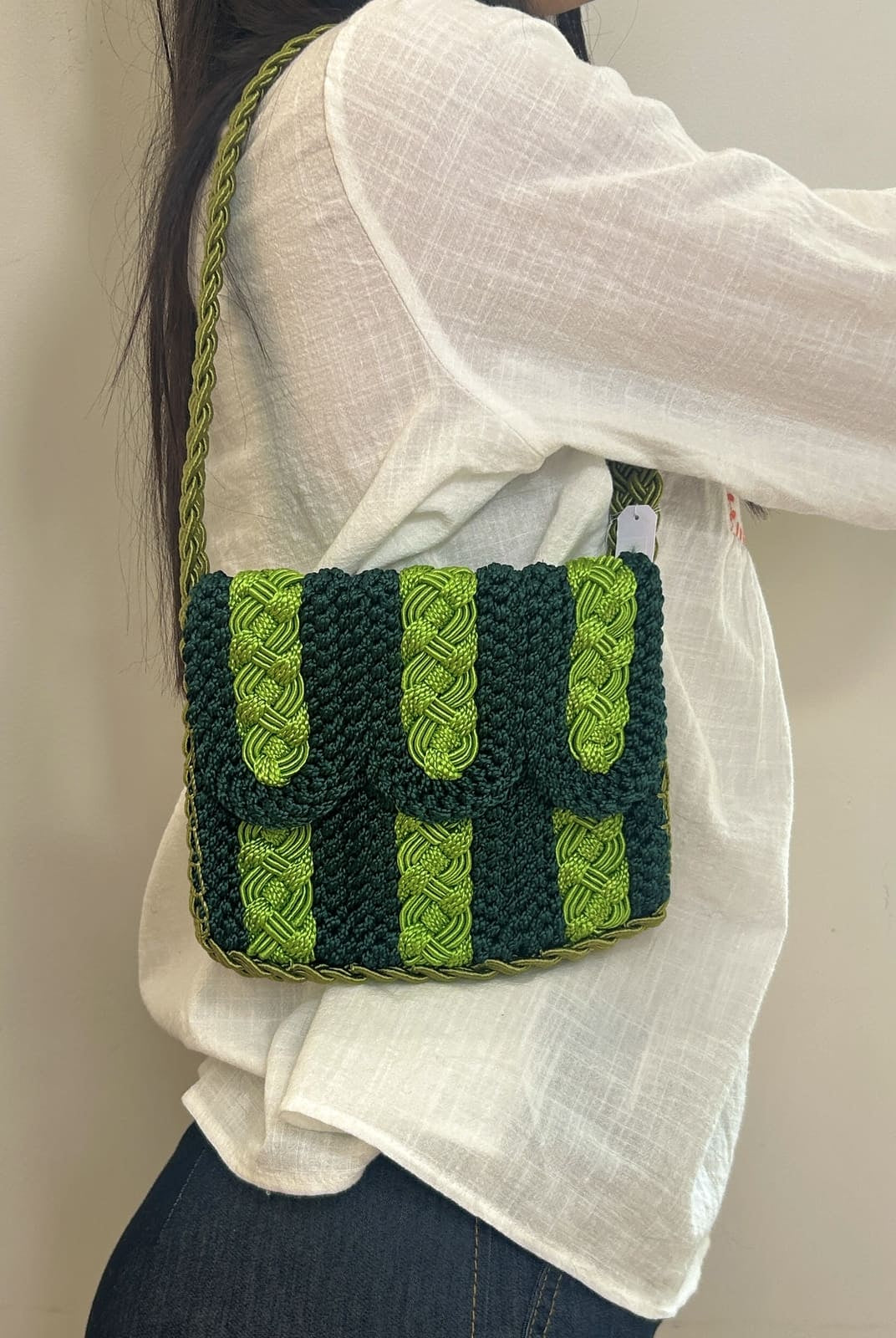 Pochette verte en crochet vue de face – style macramé bohème, format compact