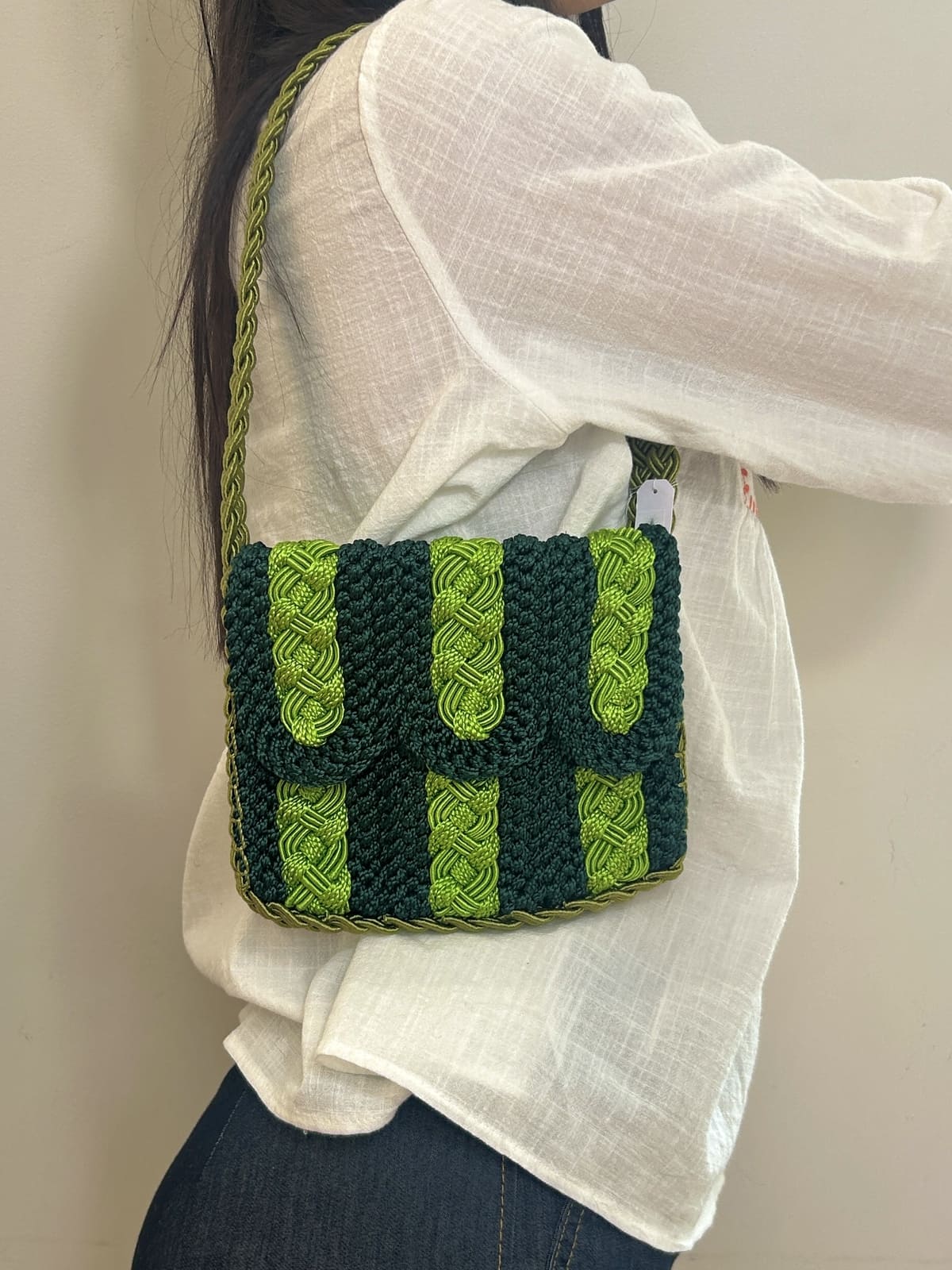 Pochette verte en crochet vue de face – style macramé bohème, format compact