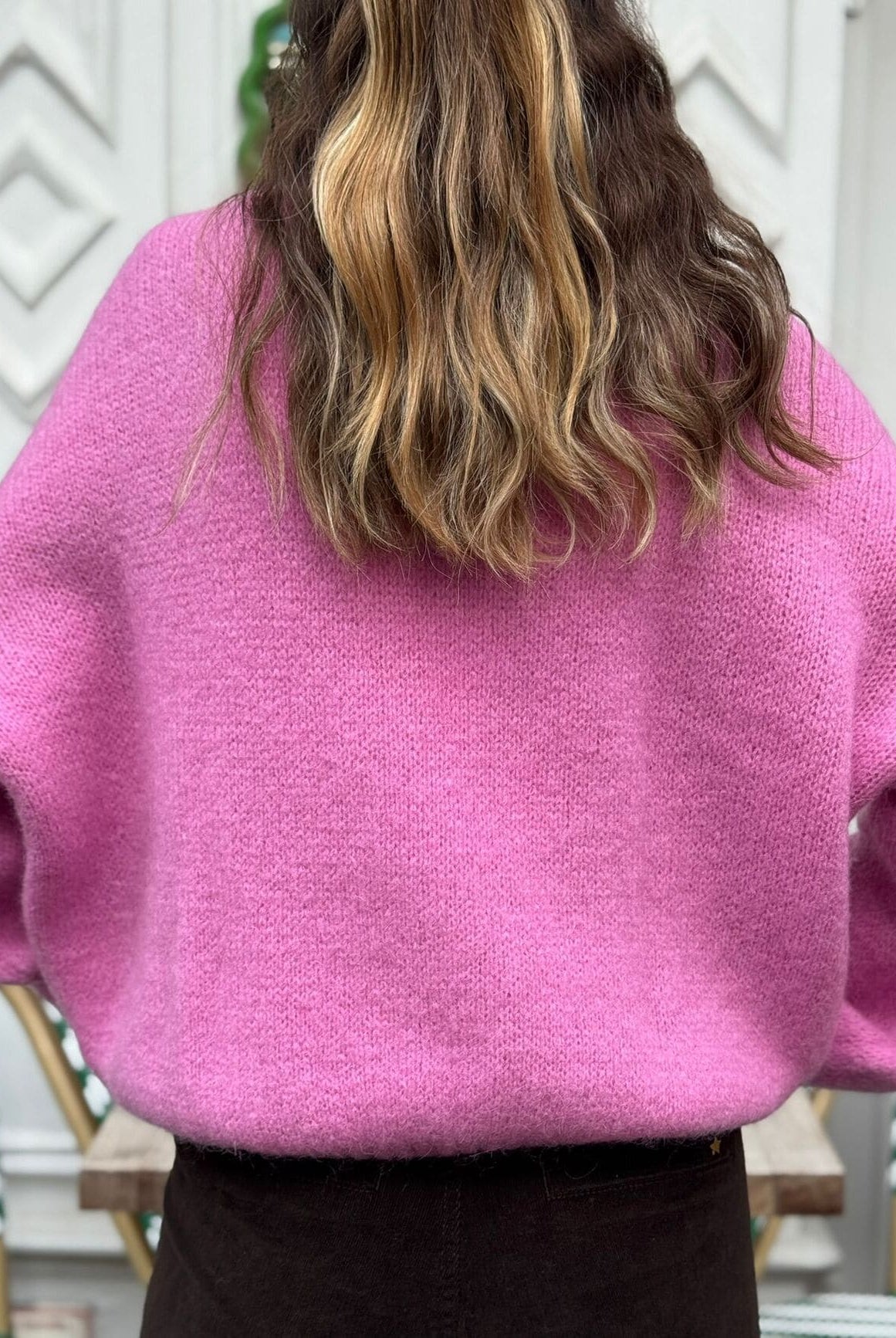 Pull en mohair rose vu de dos