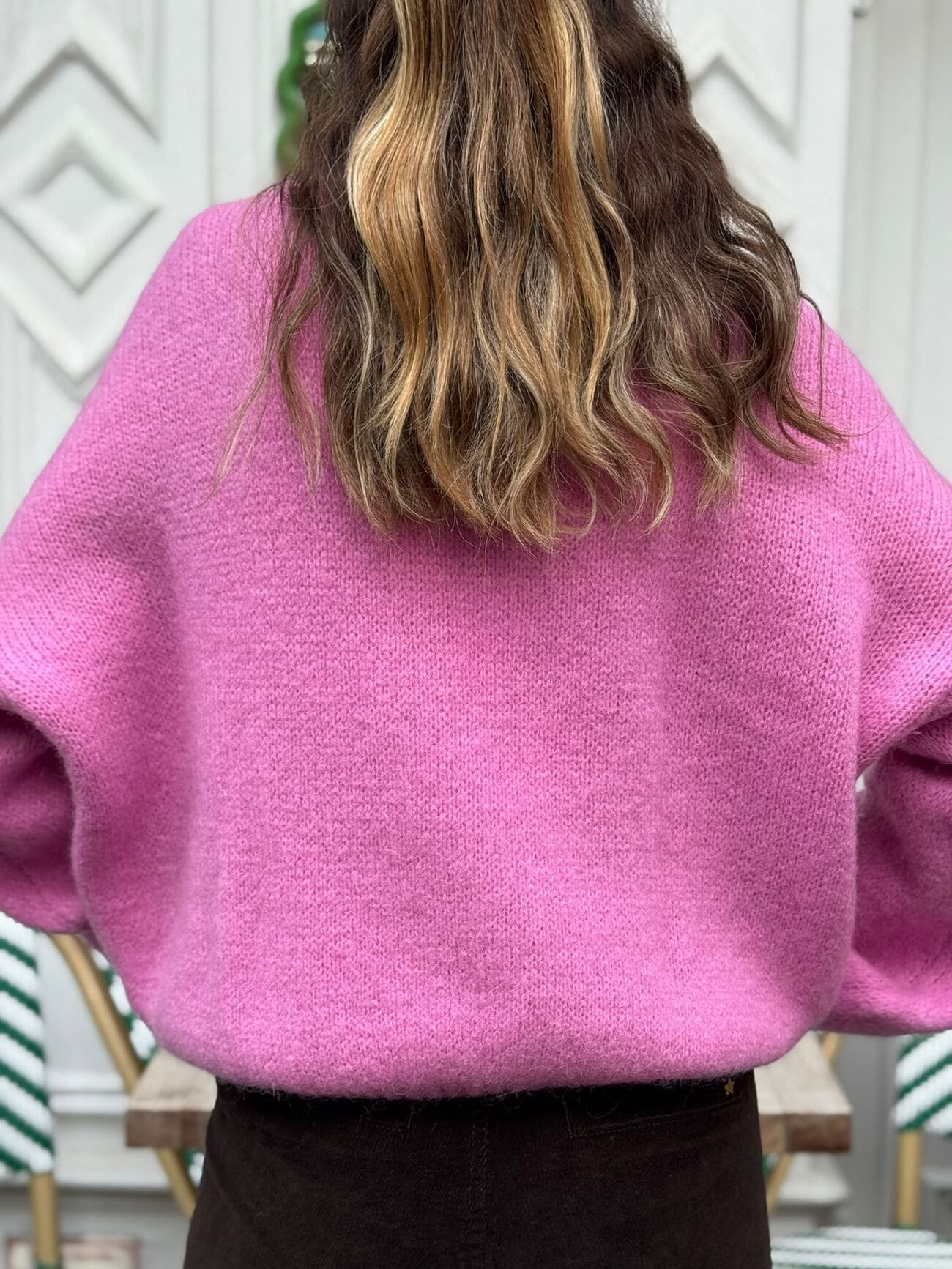 Pull en mohair rose vu de dos