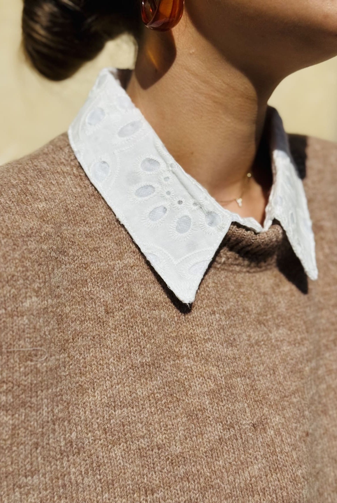 Pull sans lanche camel détail du col