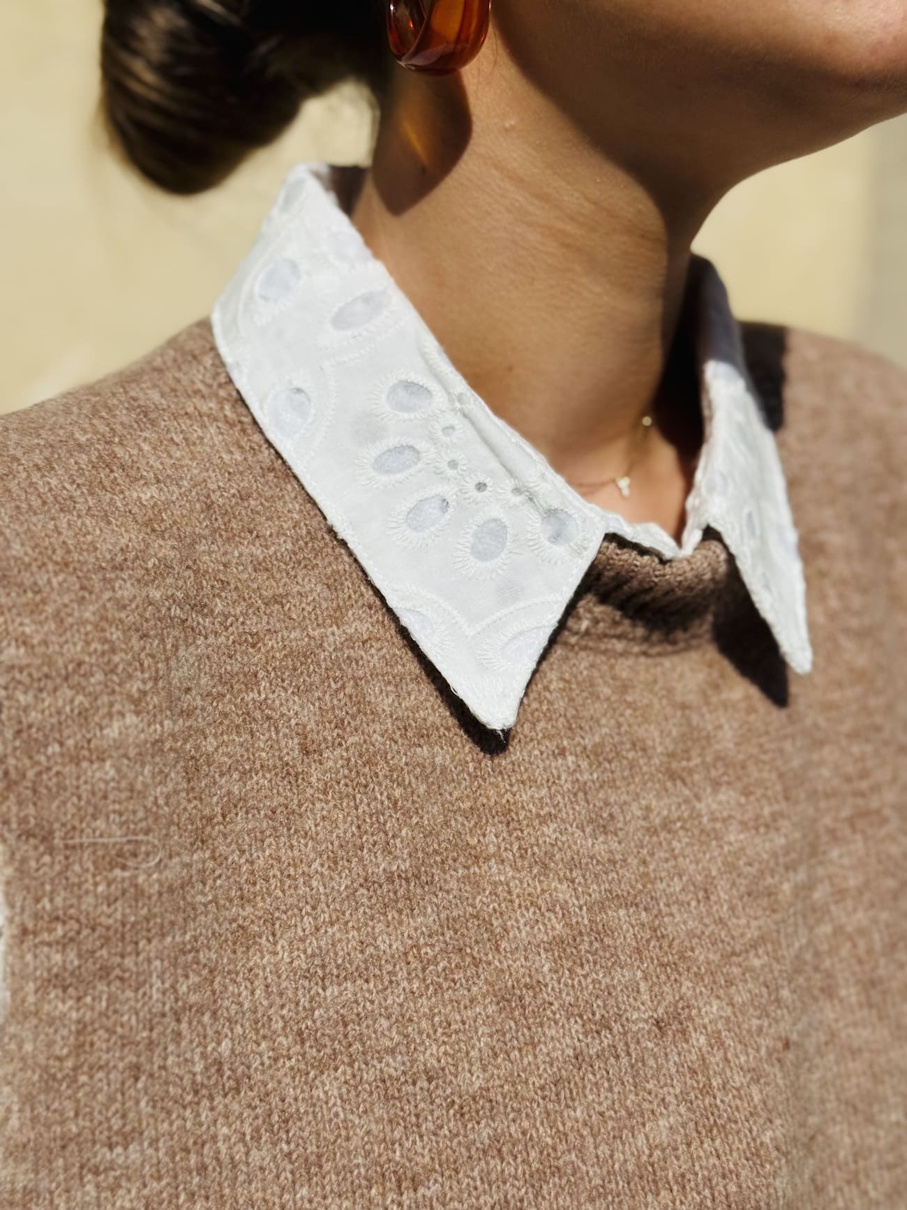 Pull sans lanche camel détail du col