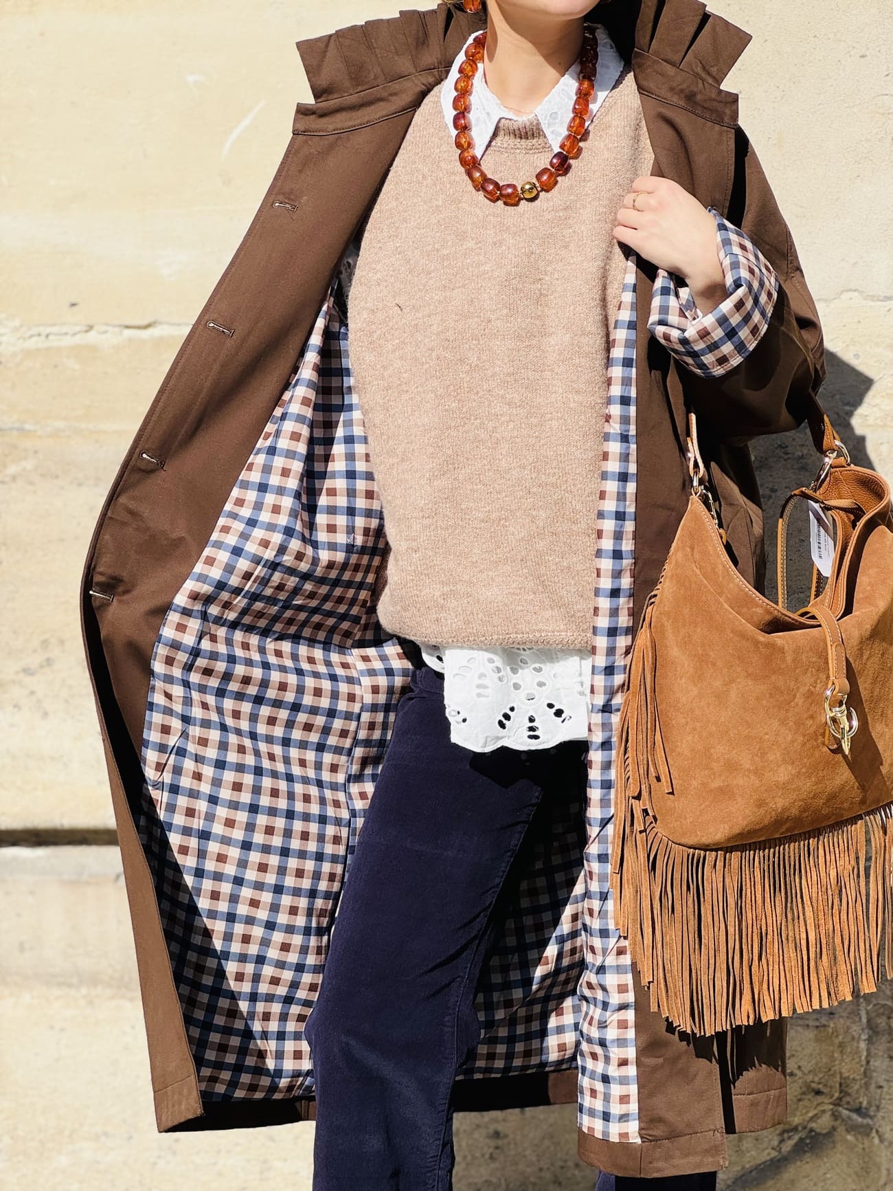 Pull sans anche camel porté avec un trench et un pantalon en velours