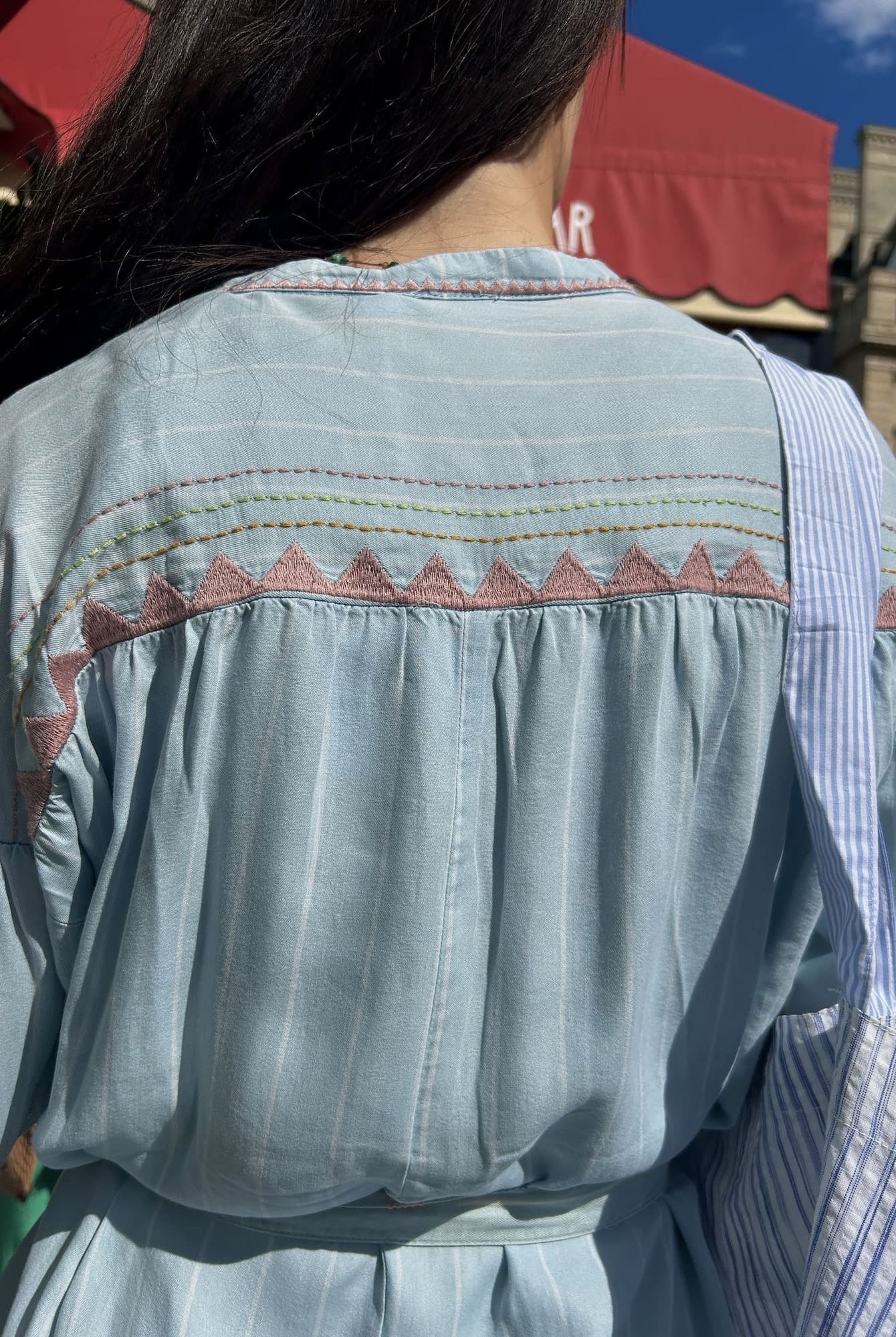 Vue dos de la robe bleu ciel avec broderies