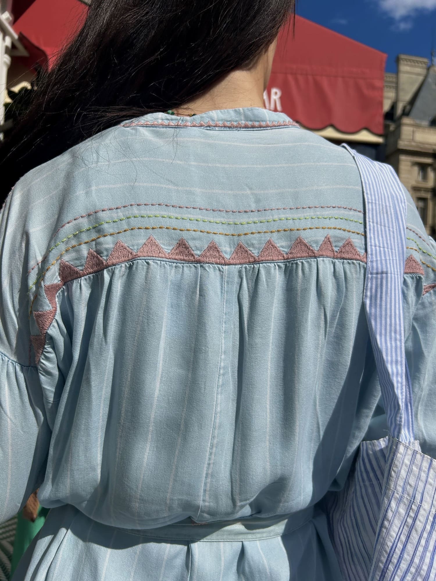 Vue dos de la robe bleu ciel avec broderies