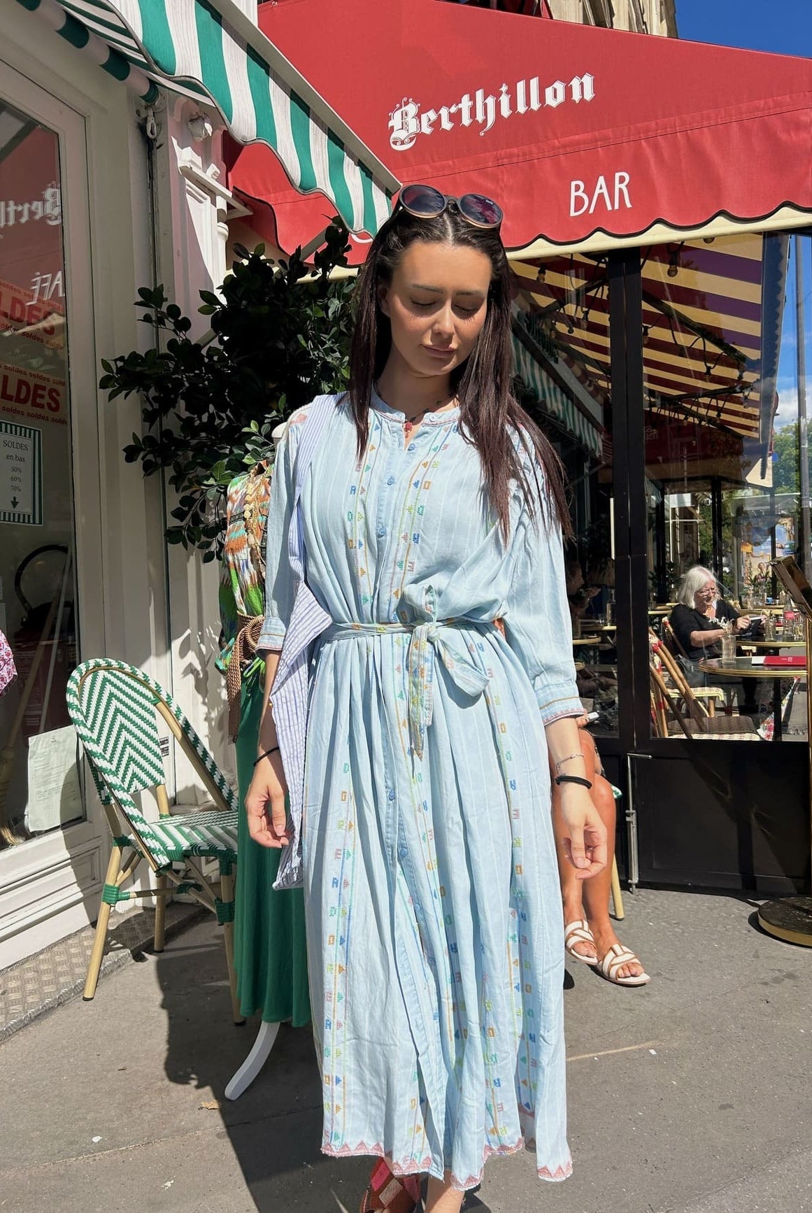 Robe bleu ciel avec broderies florales – vue de face portée