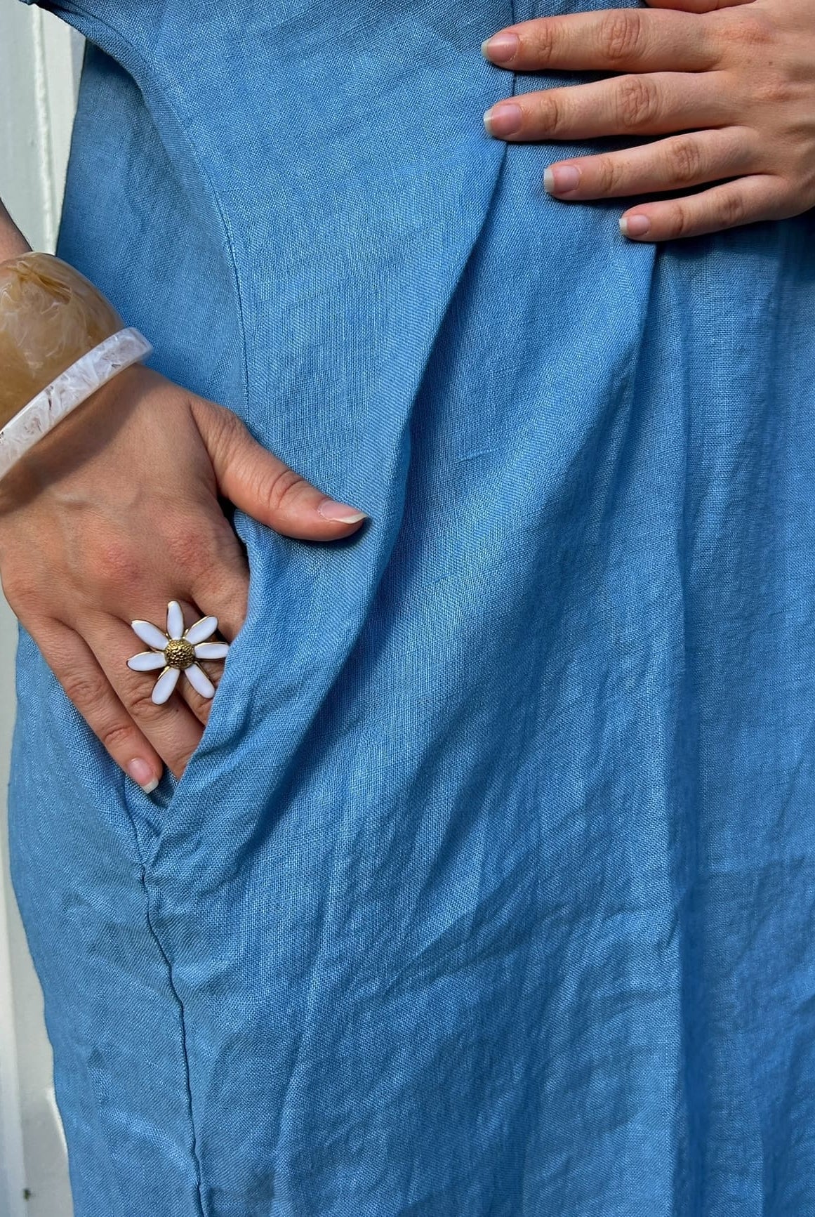 Détail de la poche de la robe caftan en lin bleu