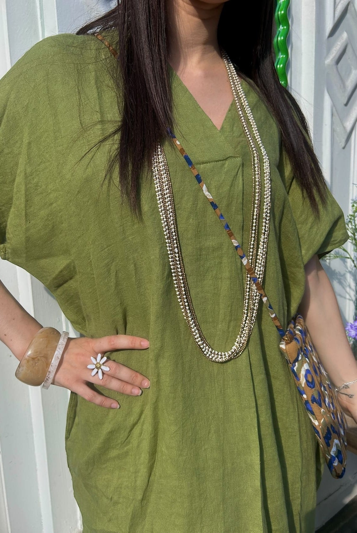 Détail de la matière en lin kaki de la robe caftan – texture naturelle et respirante