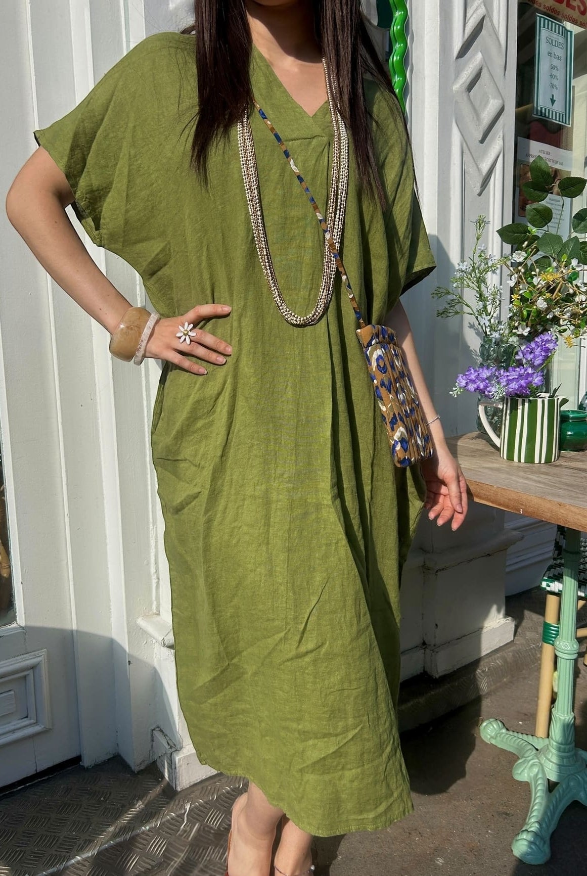 Robe caftan en lin kaki vue de face