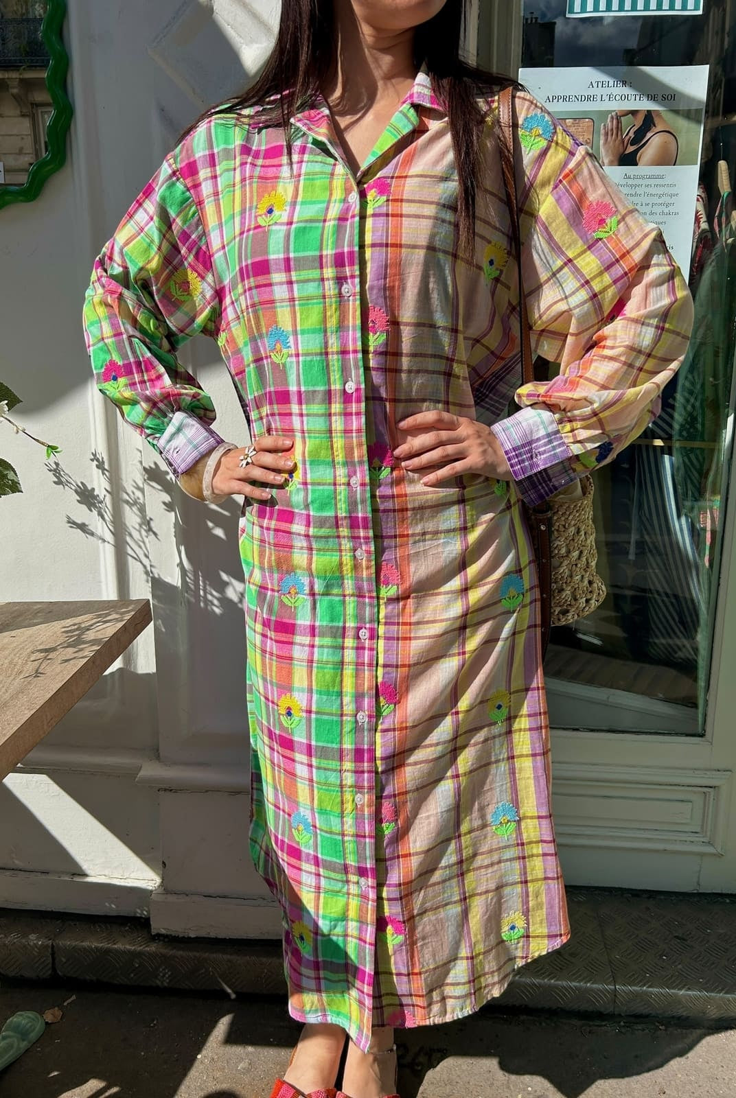 Robe chemise multicolore à carreaux avec broderies – vue de face