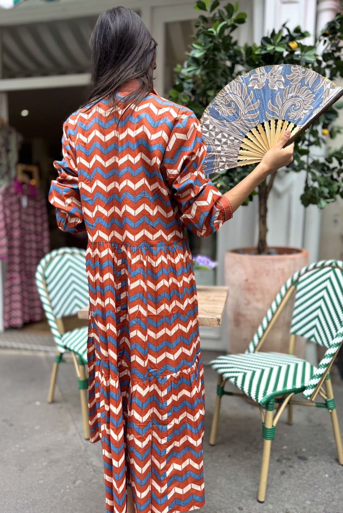 Dos de la robe chemise terracotta