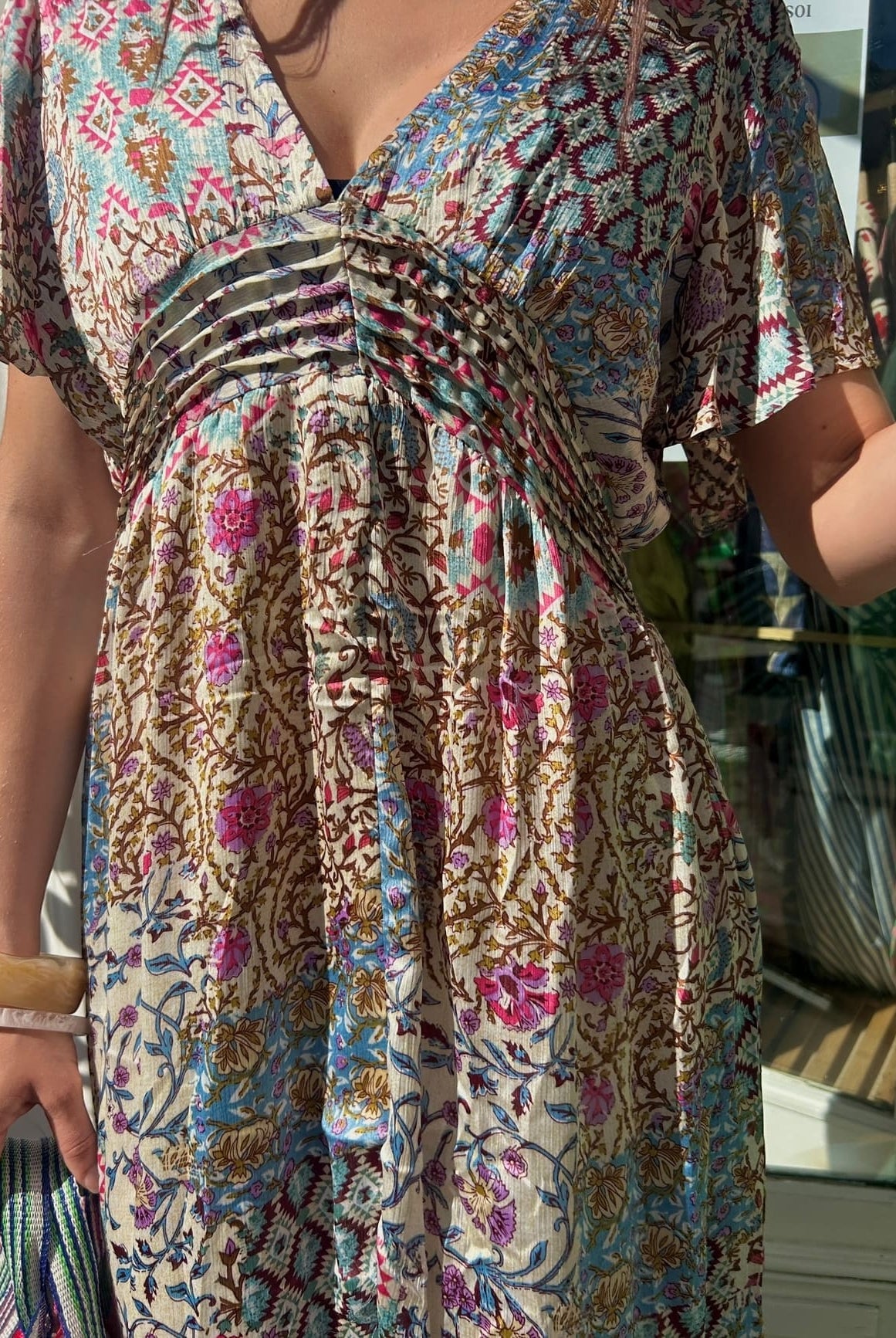 Détail du décolleté de la robe à fleurs taille haute