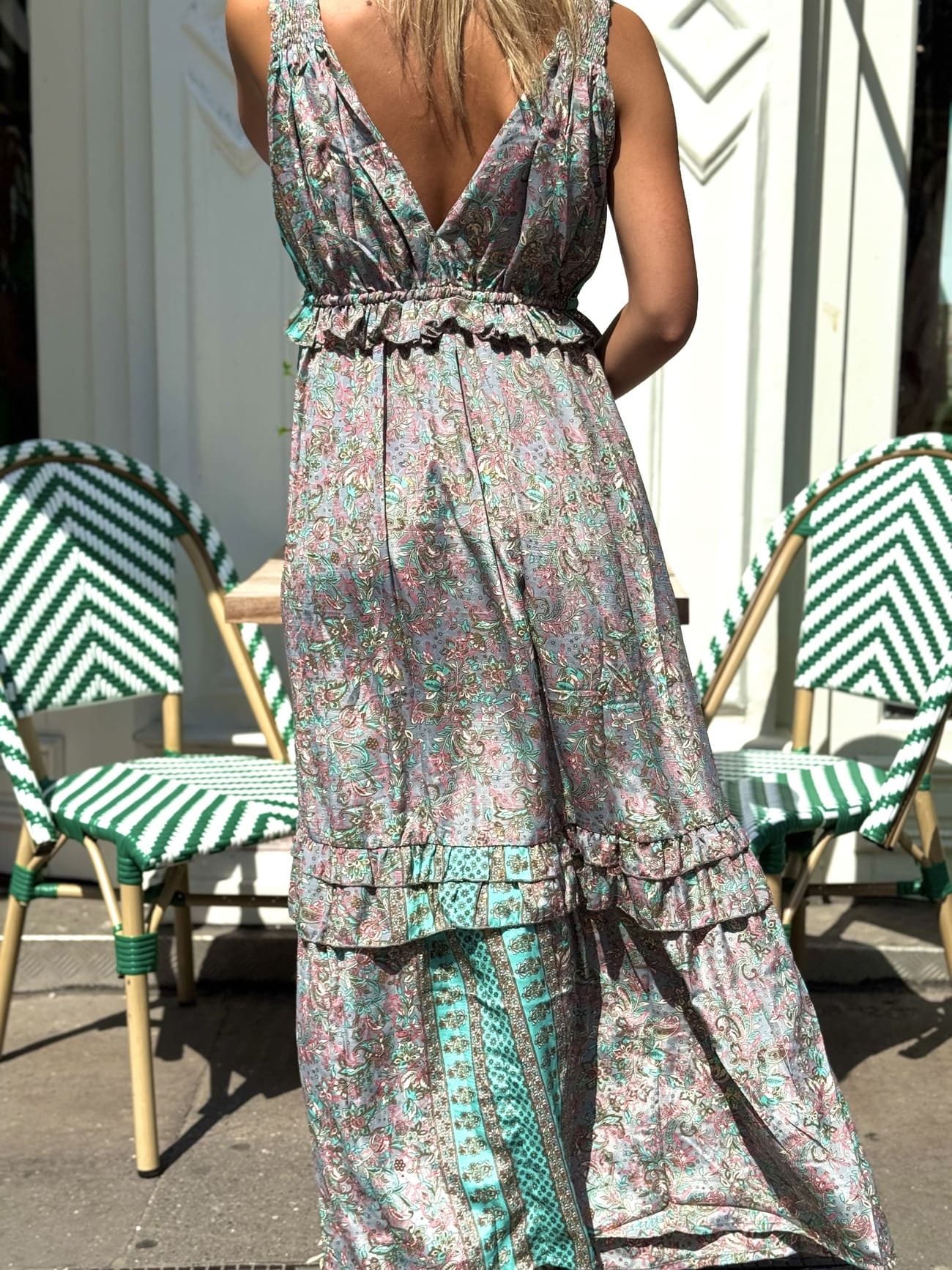 Robe grise midi vue de dos – coupe droite élégante