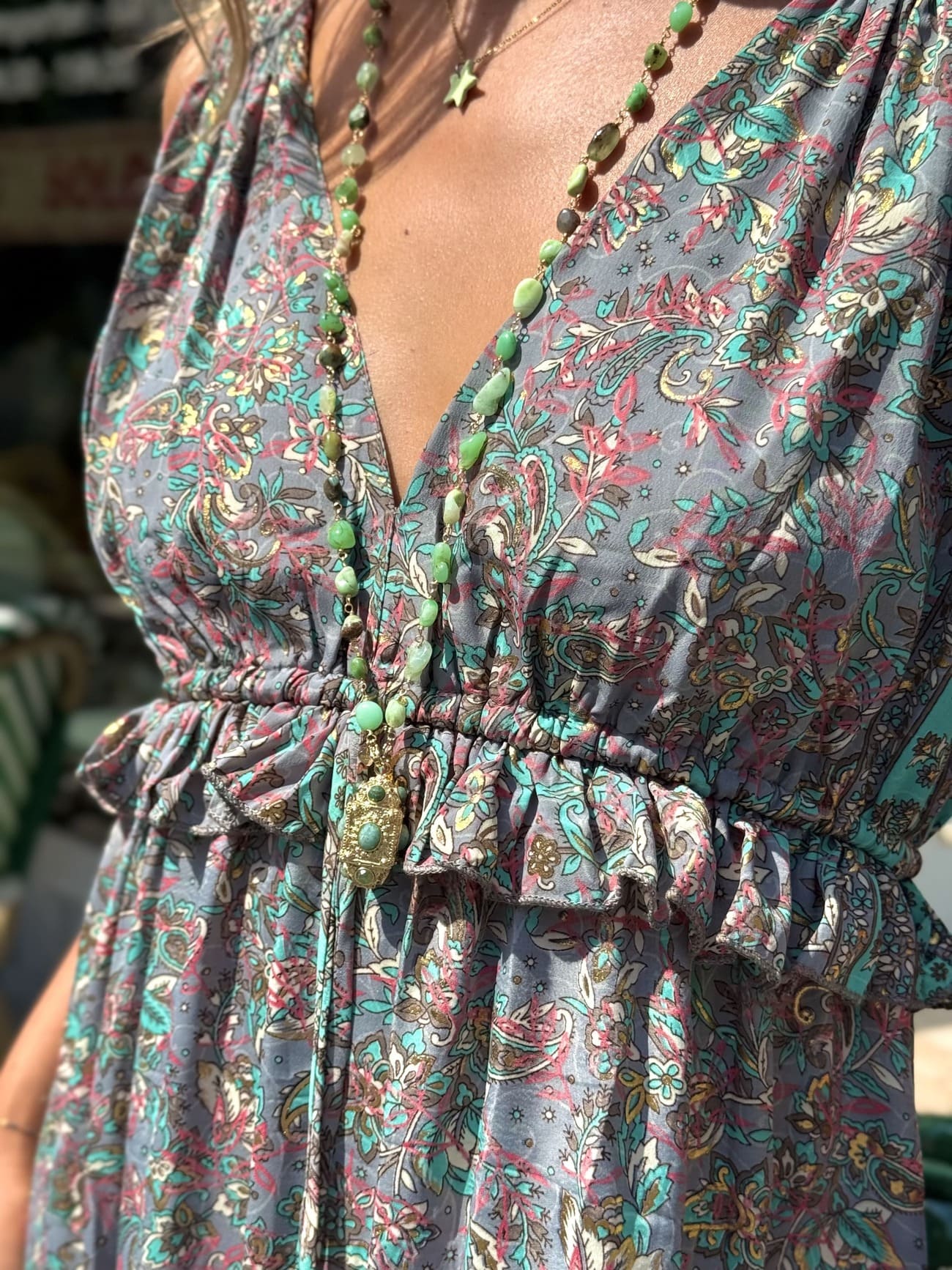 Détail tissu fluide gris clair – robe confortable