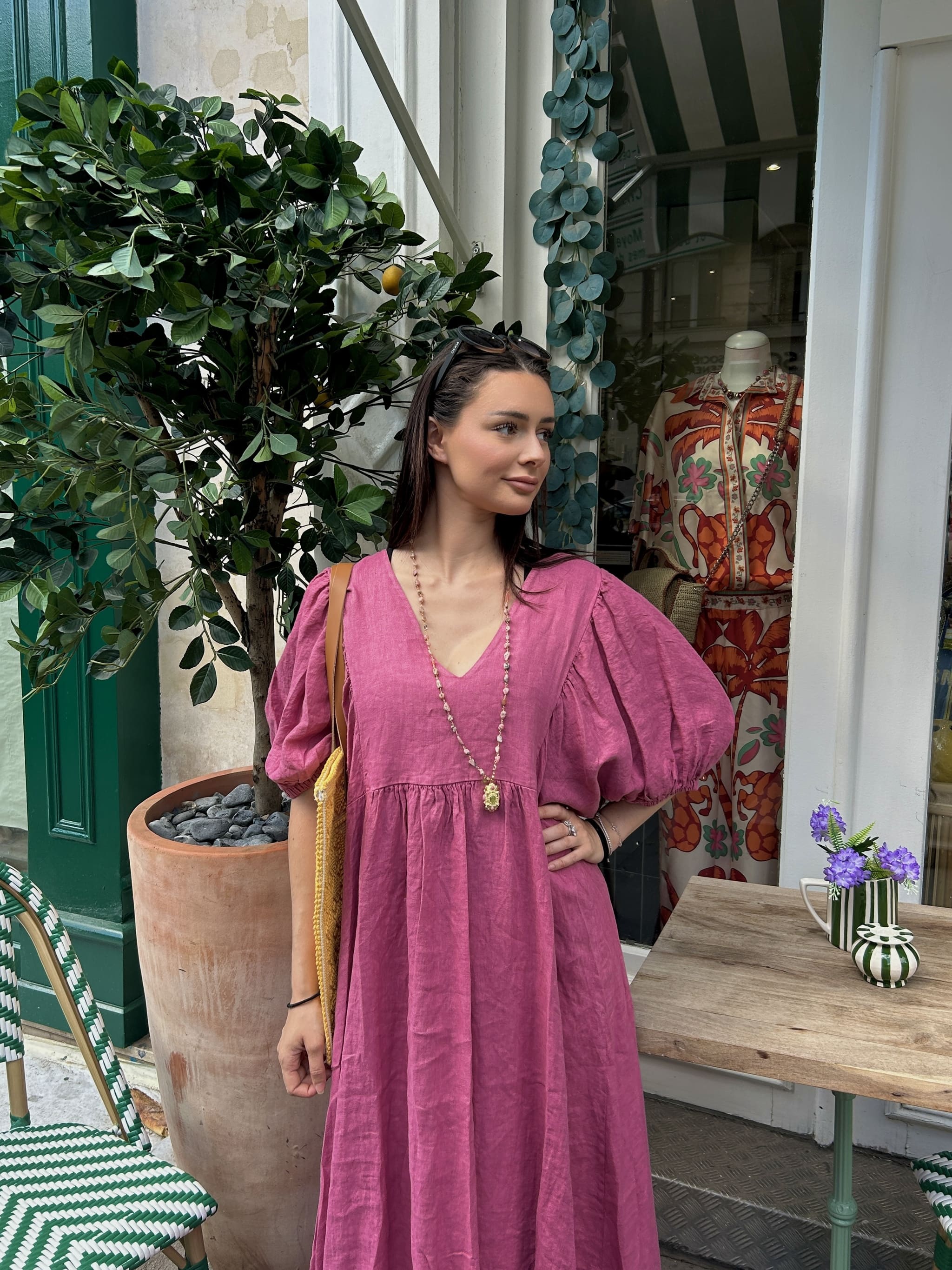 Détail des manches bouffantes et taille haute de la robe en lin framboise Elena