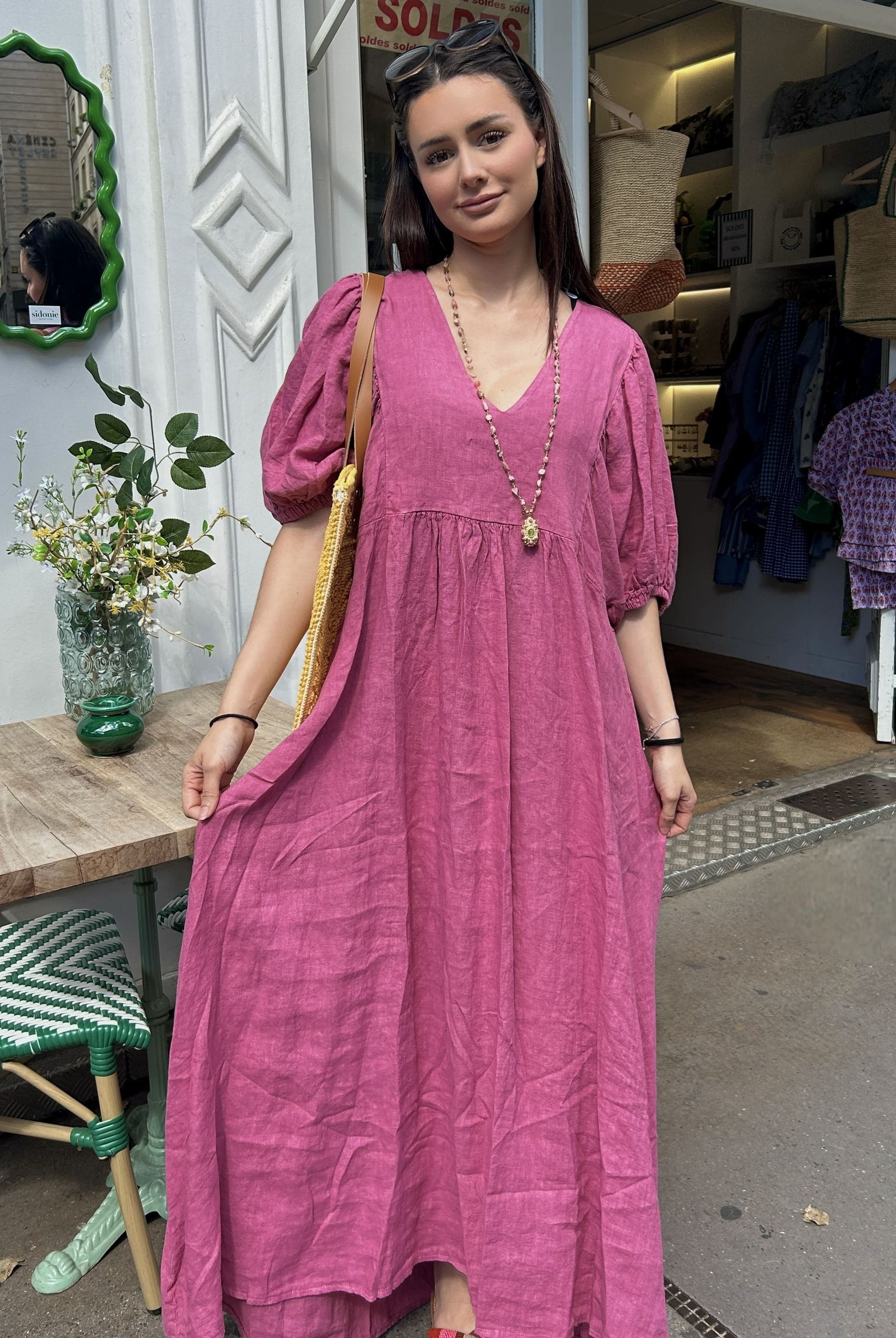 Robe longue en lin framboise avec manches bouffantes et col en V, vue de face