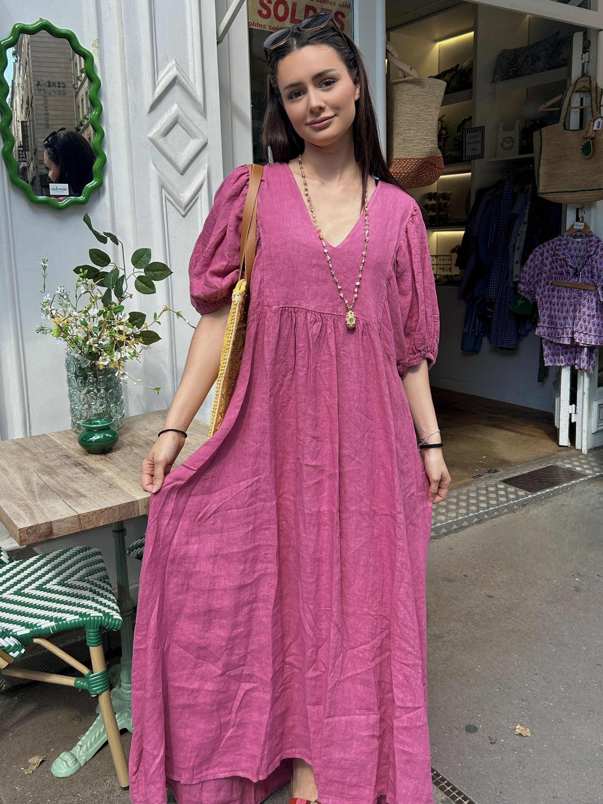 Robe longue en lin framboise avec manches bouffantes et col en V, vue de face
