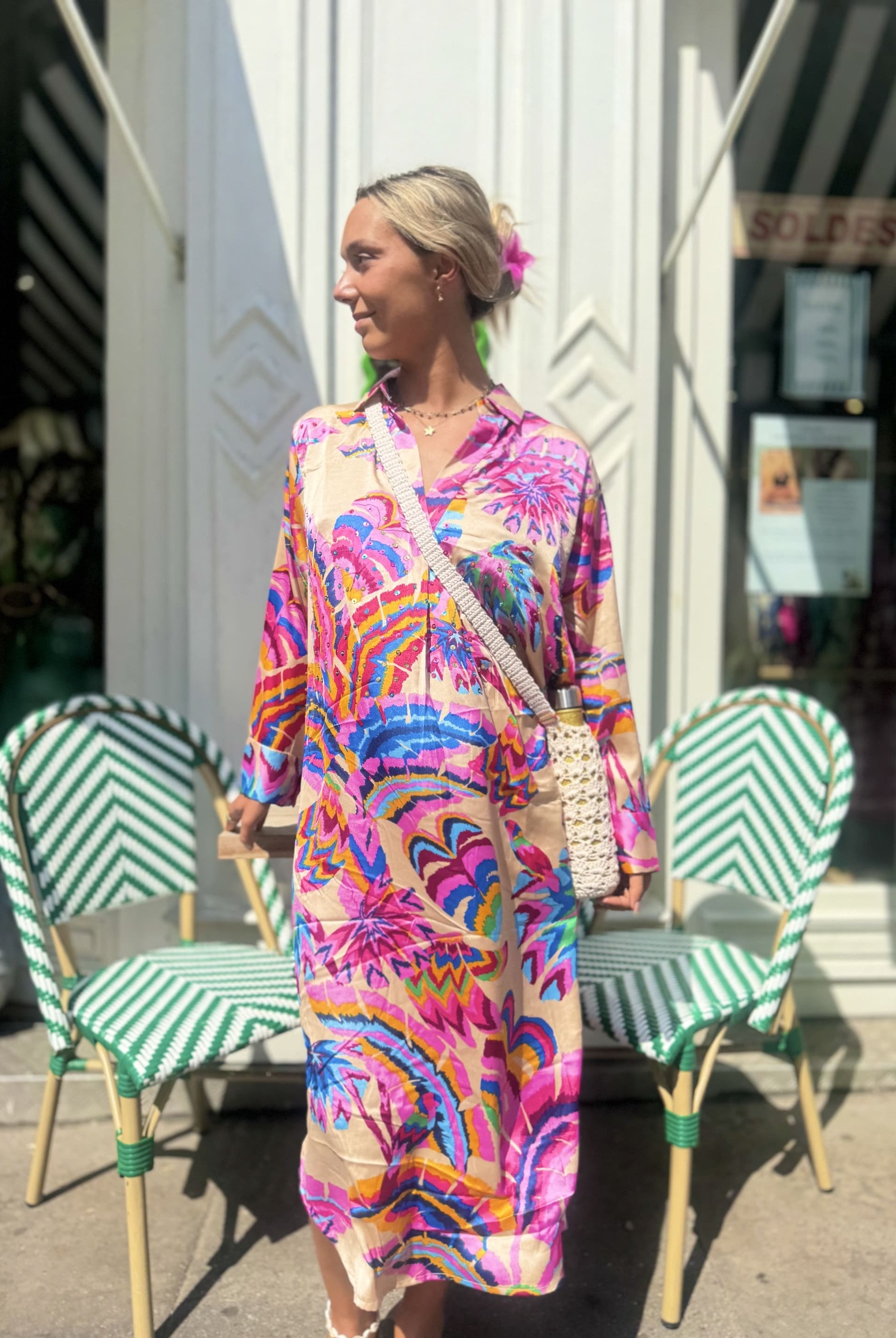 Robe longue satin beige à sequins – vue de face – tenue soirée chic