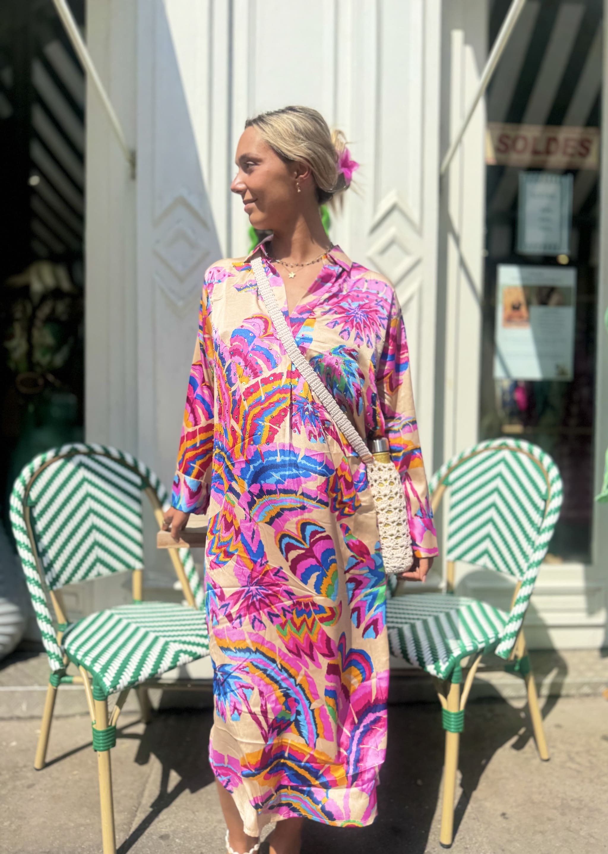 Robe longue satin beige à sequins – vue de face – tenue soirée chic