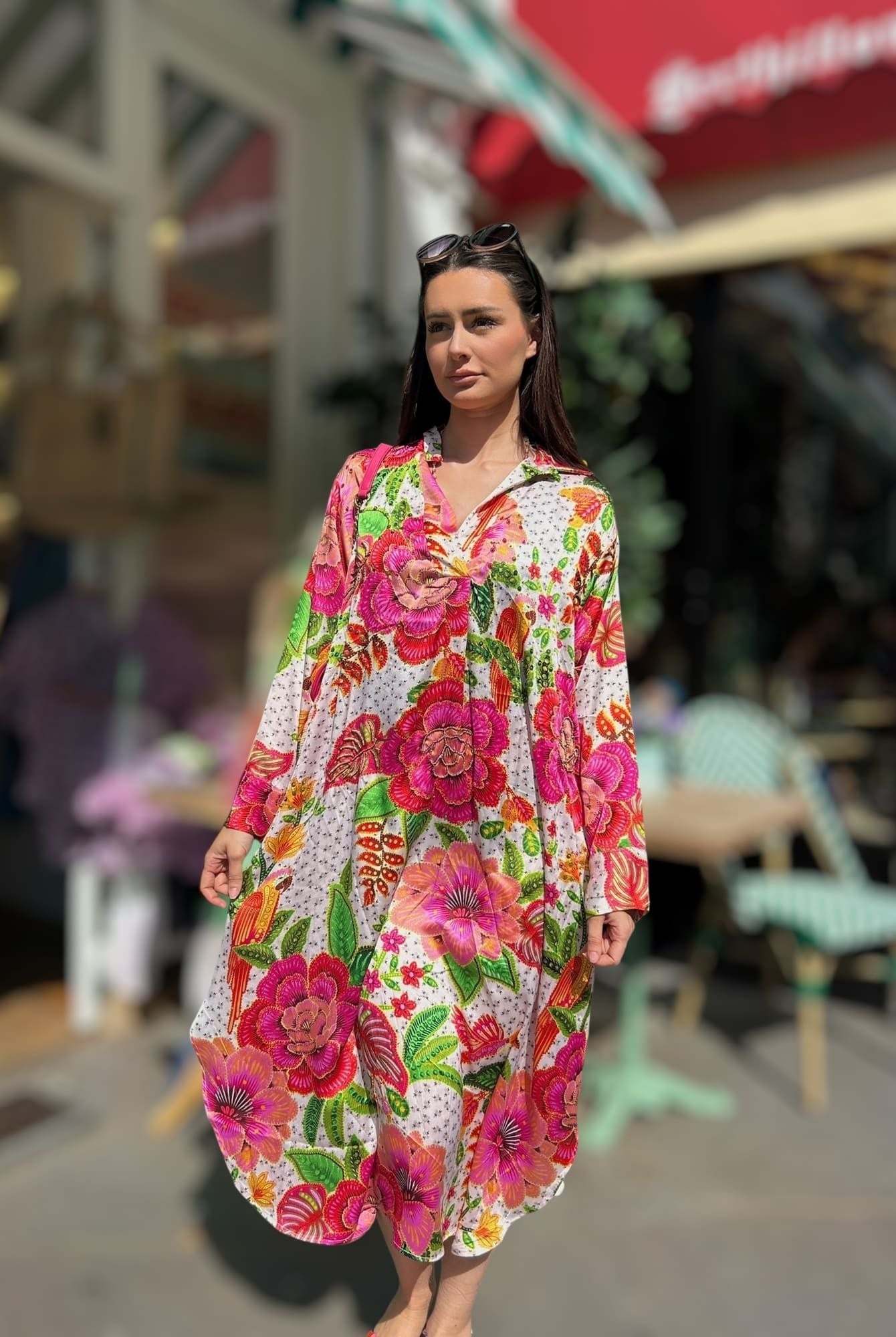 Robe midi Gold & Silver à sequins et fleurs rouges sur fond champagne