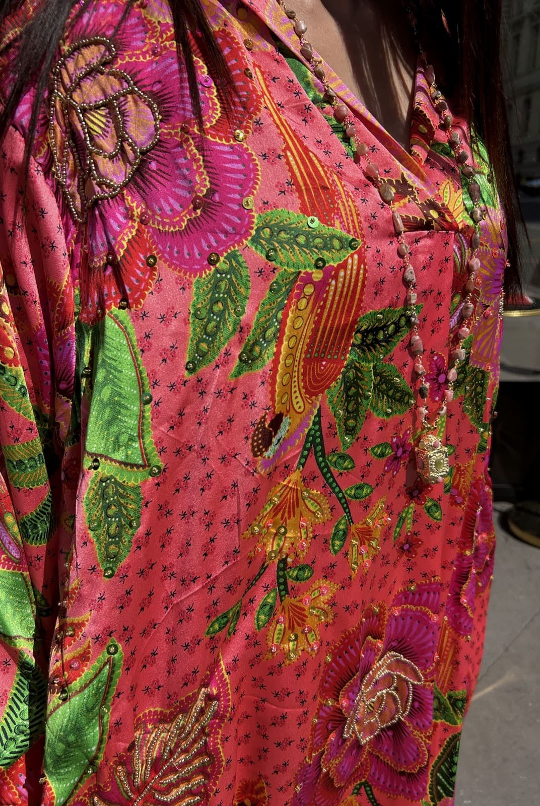 Robe Gold & Silver détail sequins sur fond rose