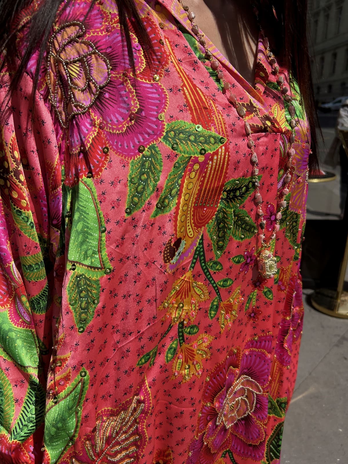 Robe Gold & Silver détail sequins sur fond rose