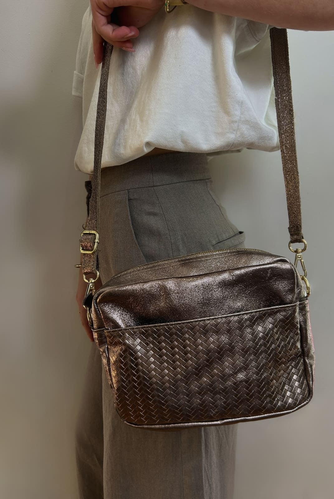 Sac en cuir métallisé taupe avec détail tressé sur le devant – vue de face
