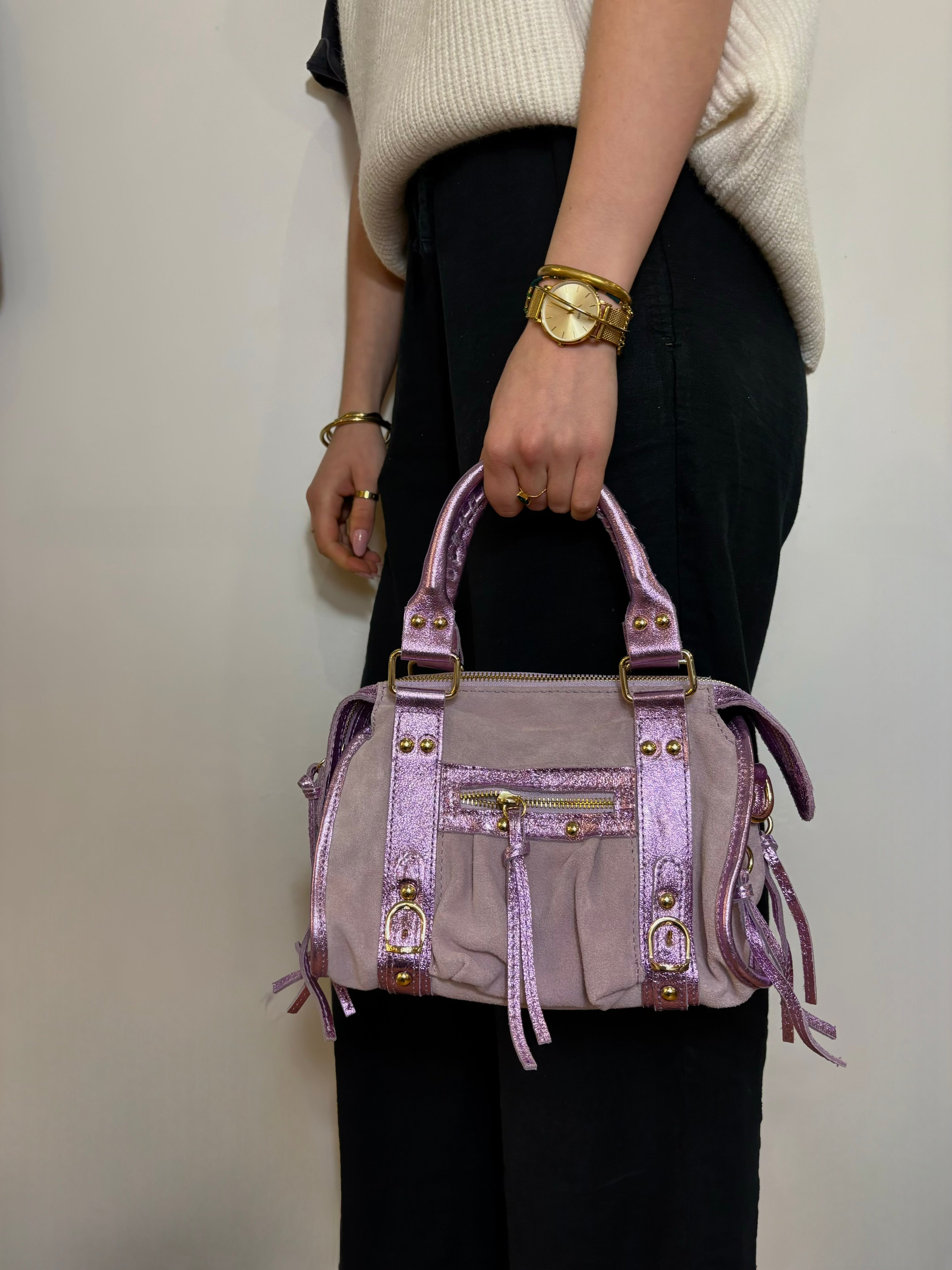 Femme portant un sac à main mauve chic et structuré