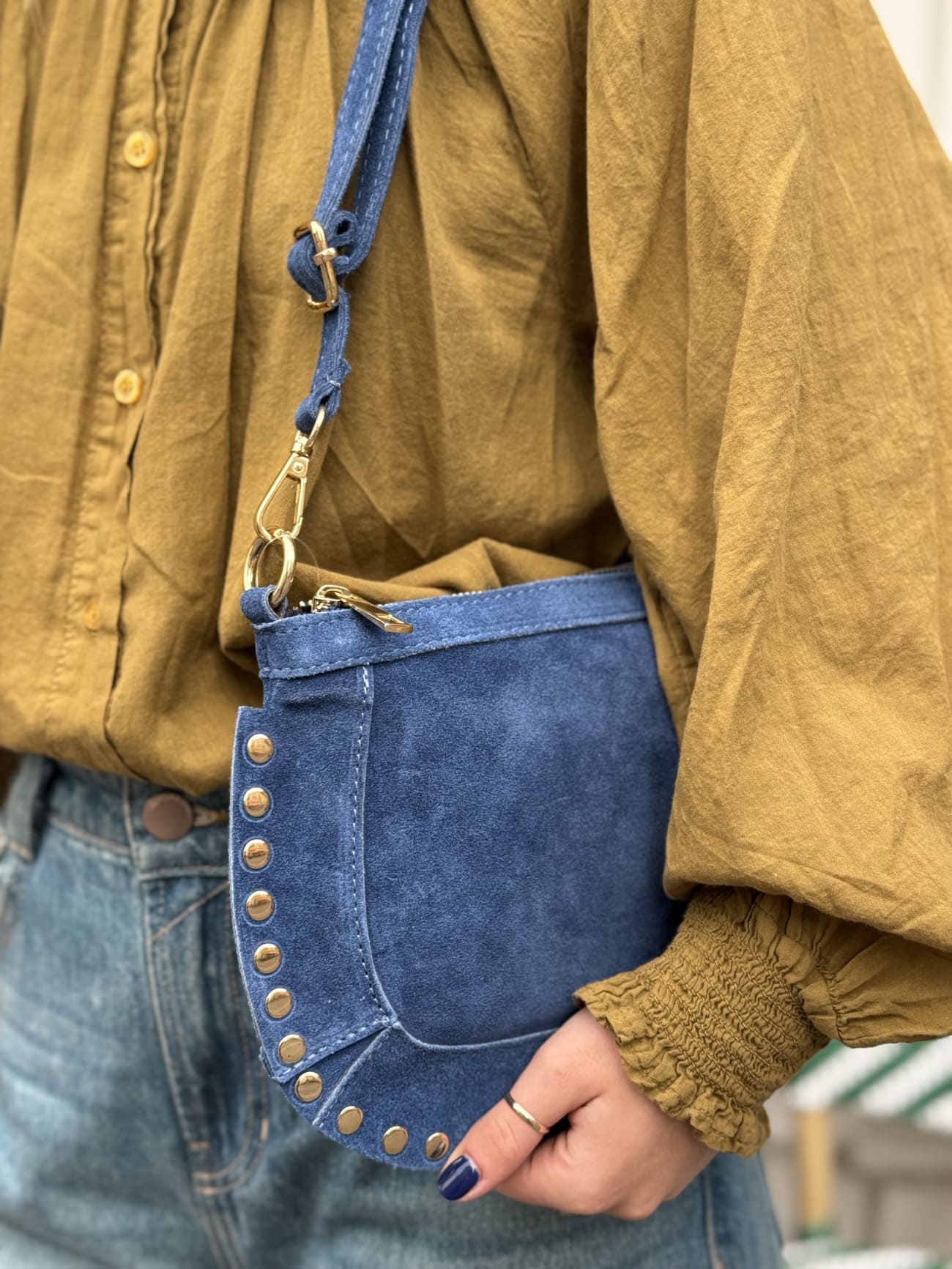 sac en daim bleu clouté