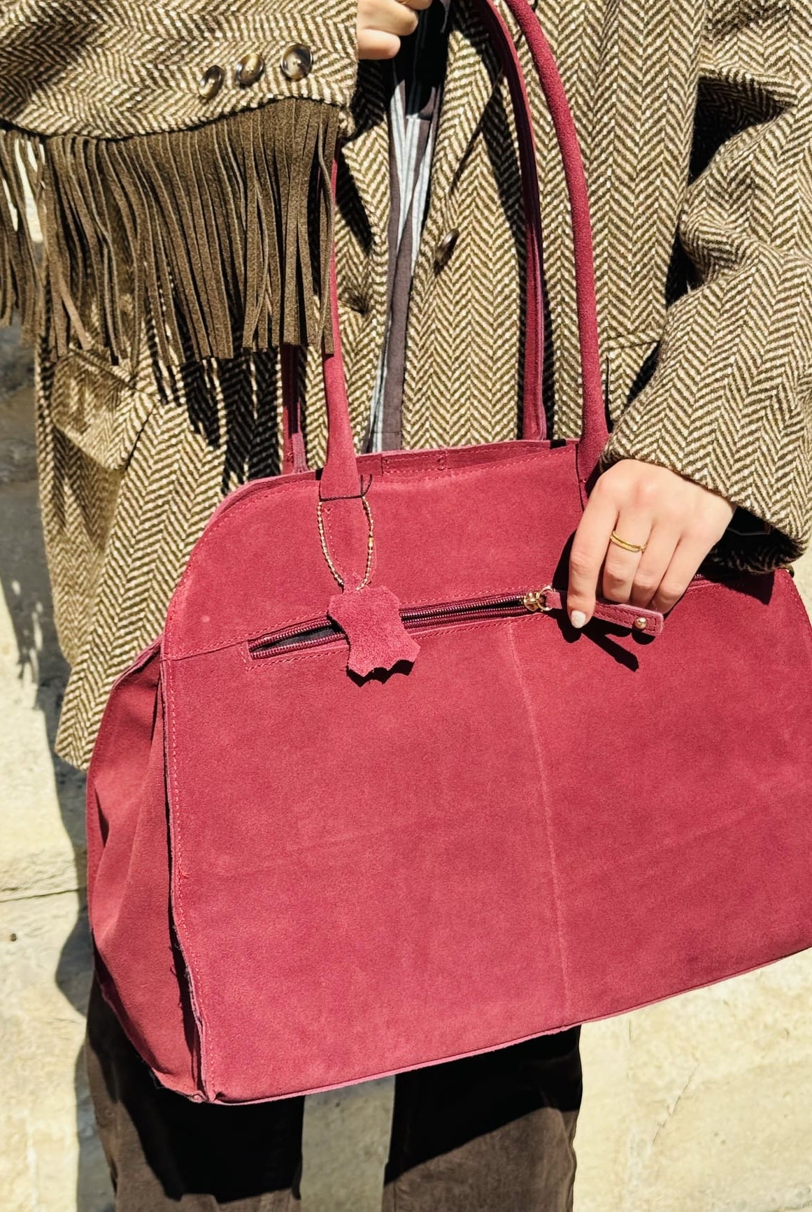 sac en daim bordeaux vue de dos